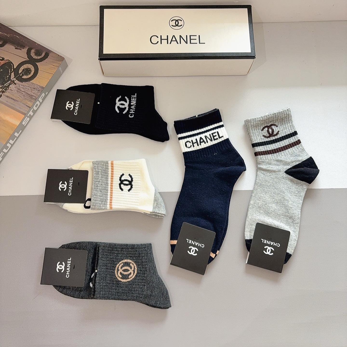 配包装（一盒5双） CHANEL 香奈儿 超火爆男款中筒袜子、纯棉面料，潮人必备款，个性时尚百搭款，！你