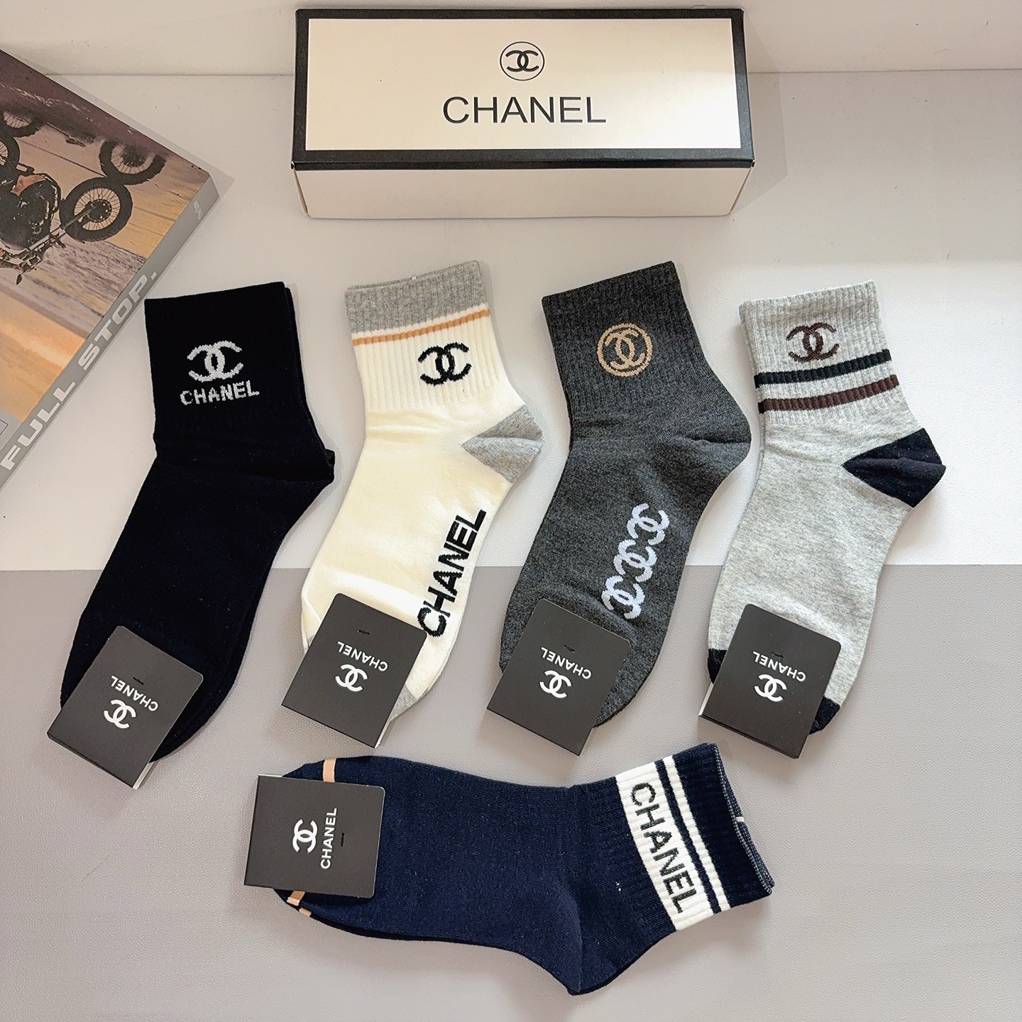 配包装（一盒5双） CHANEL 香奈儿 超火爆男款中筒袜子、纯棉面料，潮人必备款，个性时尚百搭款，！你