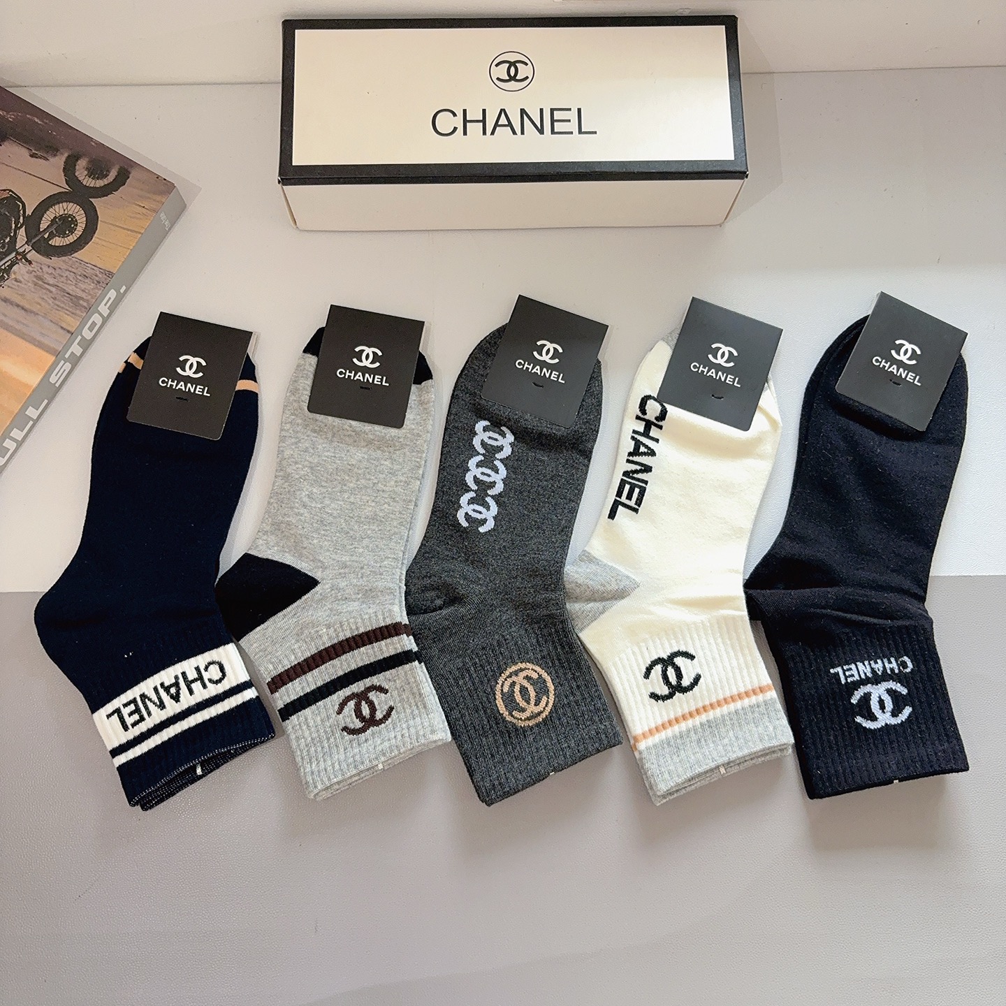 配包装（一盒5双） CHANEL 香奈儿 超火爆男款中筒袜子、纯棉面料，潮人必备款，个性时尚百搭款，！你