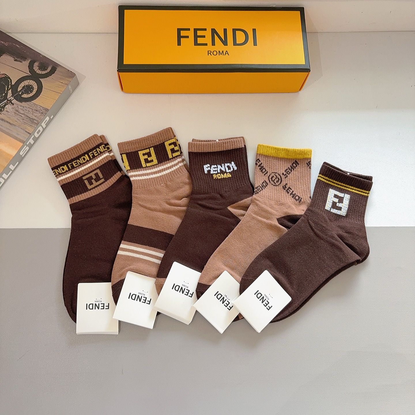 配包装（一盒5双） FENDI 芬迪 经典双F中筒袜子，纯棉面料，潮人必备款 个性时尚百搭款，你值得拥有