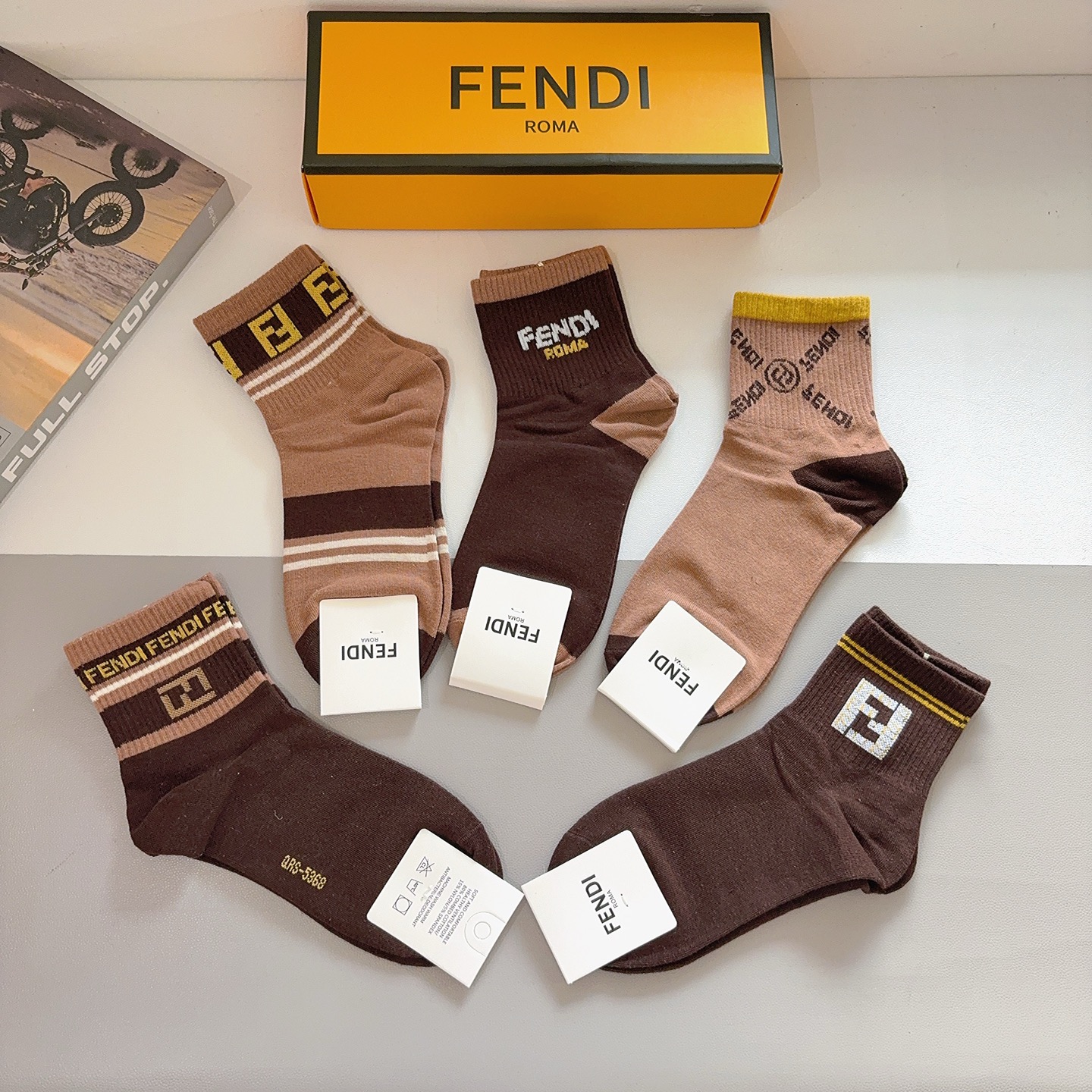 配包装（一盒5双） FENDI 芬迪 经典双F中筒袜子，纯棉面料，潮人必备款 个性时尚百搭款，你值得拥有