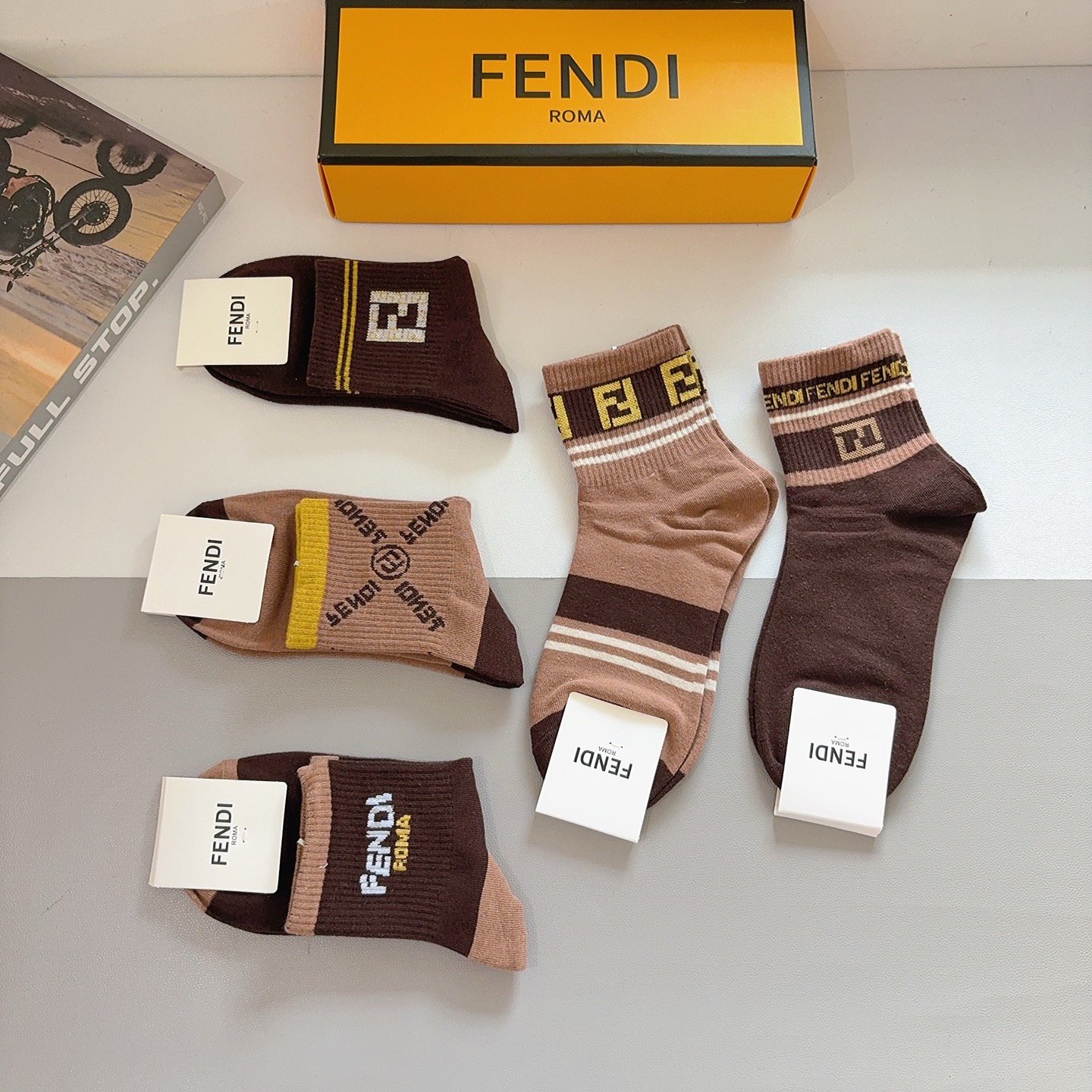 配包装（一盒5双） FENDI 芬迪 经典双F中筒袜子，纯棉面料，潮人必备款 个性时尚百搭款，你值得拥有