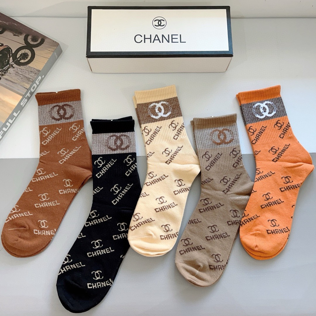 配包装（一盒5双）CHANEL 香奈儿经典长筒袜子❗️高版本纯棉材质柔软，秒杀市场普通货，经典的双C图案