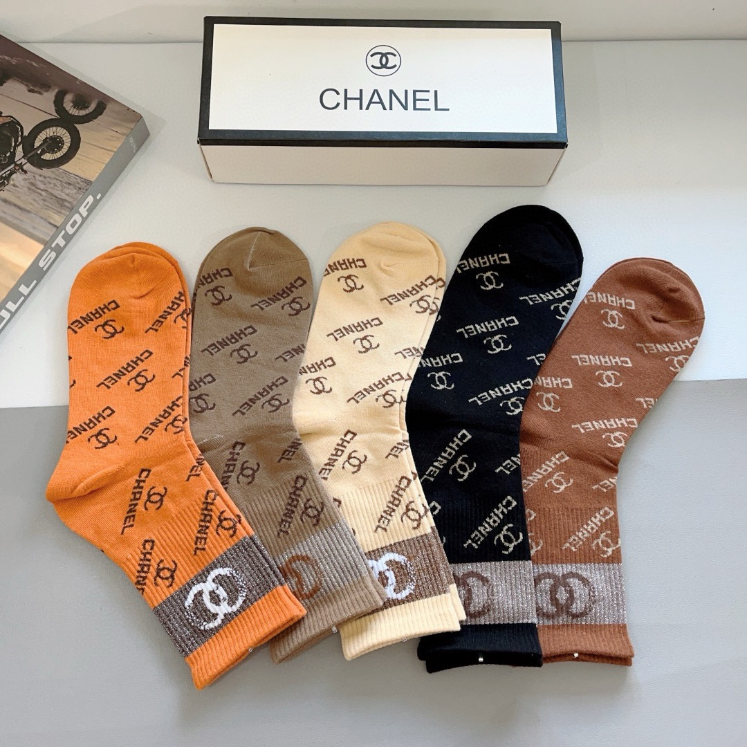 配包装（一盒5双）CHANEL 香奈儿经典长筒袜子❗️高版本纯棉材质柔软，秒杀市场普通货，经典的双C图案