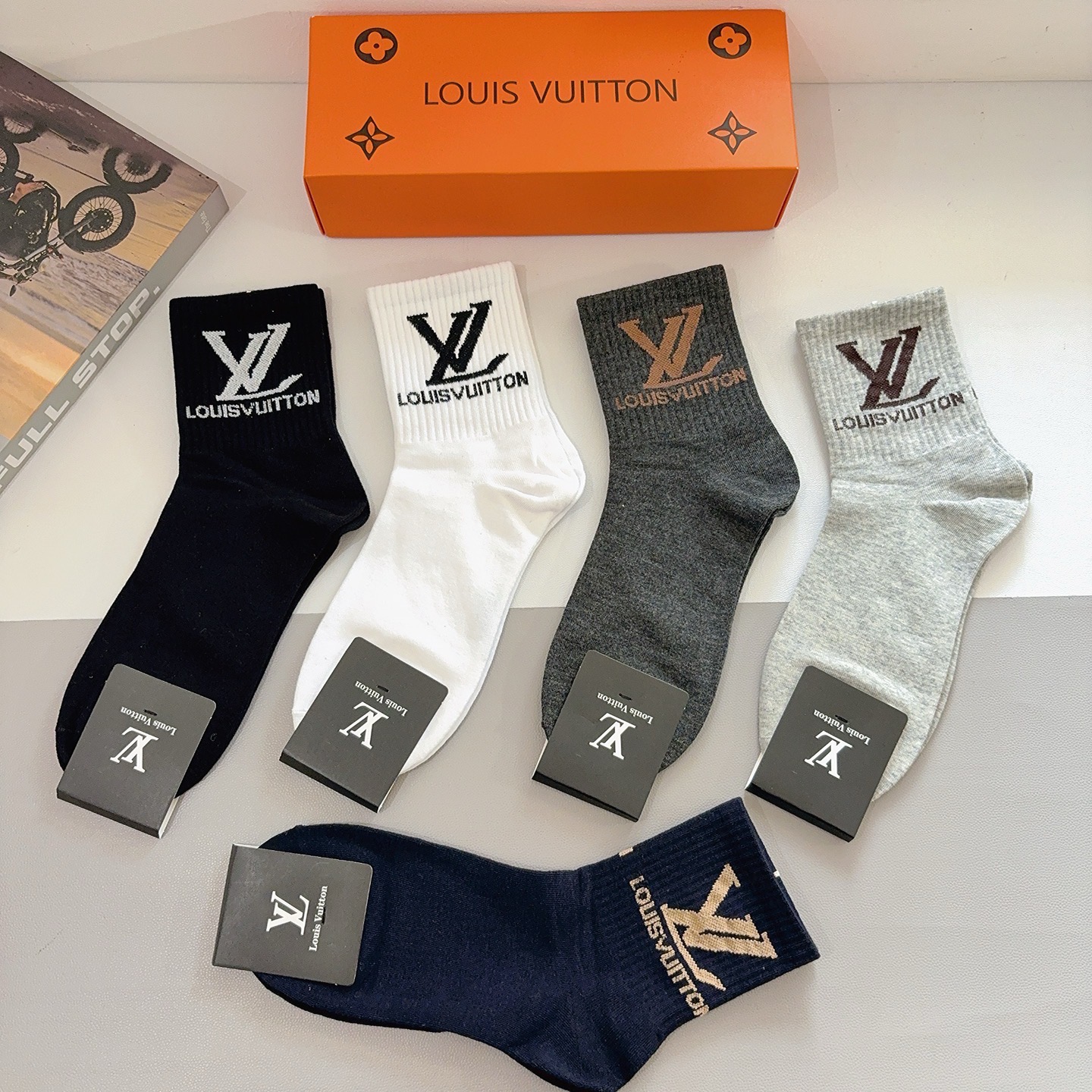 配包装（一盒5双） LV 路易威登 超火爆男款中筒袜子、纯棉面料，潮人必备款，个性时尚百搭款，！你值得拥