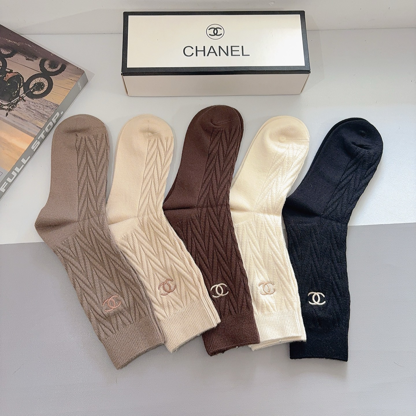 配包装（一盒5双）CHANEL 香奈儿 新款高版本刺绣羊绒面料长筒袜子。专柜同步长筒袜子，💛大牌出街，潮