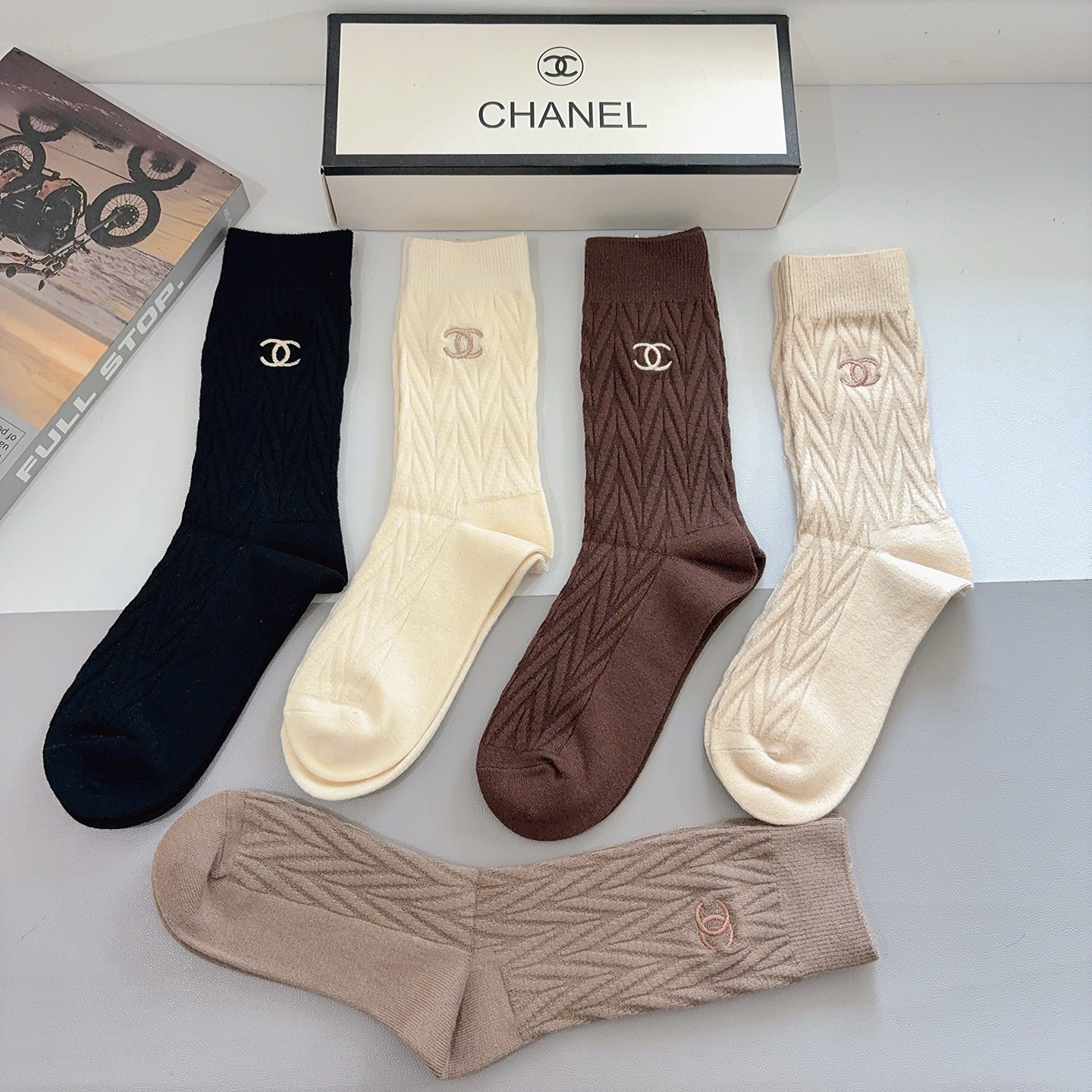 配包装（一盒5双）CHANEL 香奈儿 新款高版本刺绣羊绒面料长筒袜子。专柜同步长筒袜子，💛大牌出街，潮