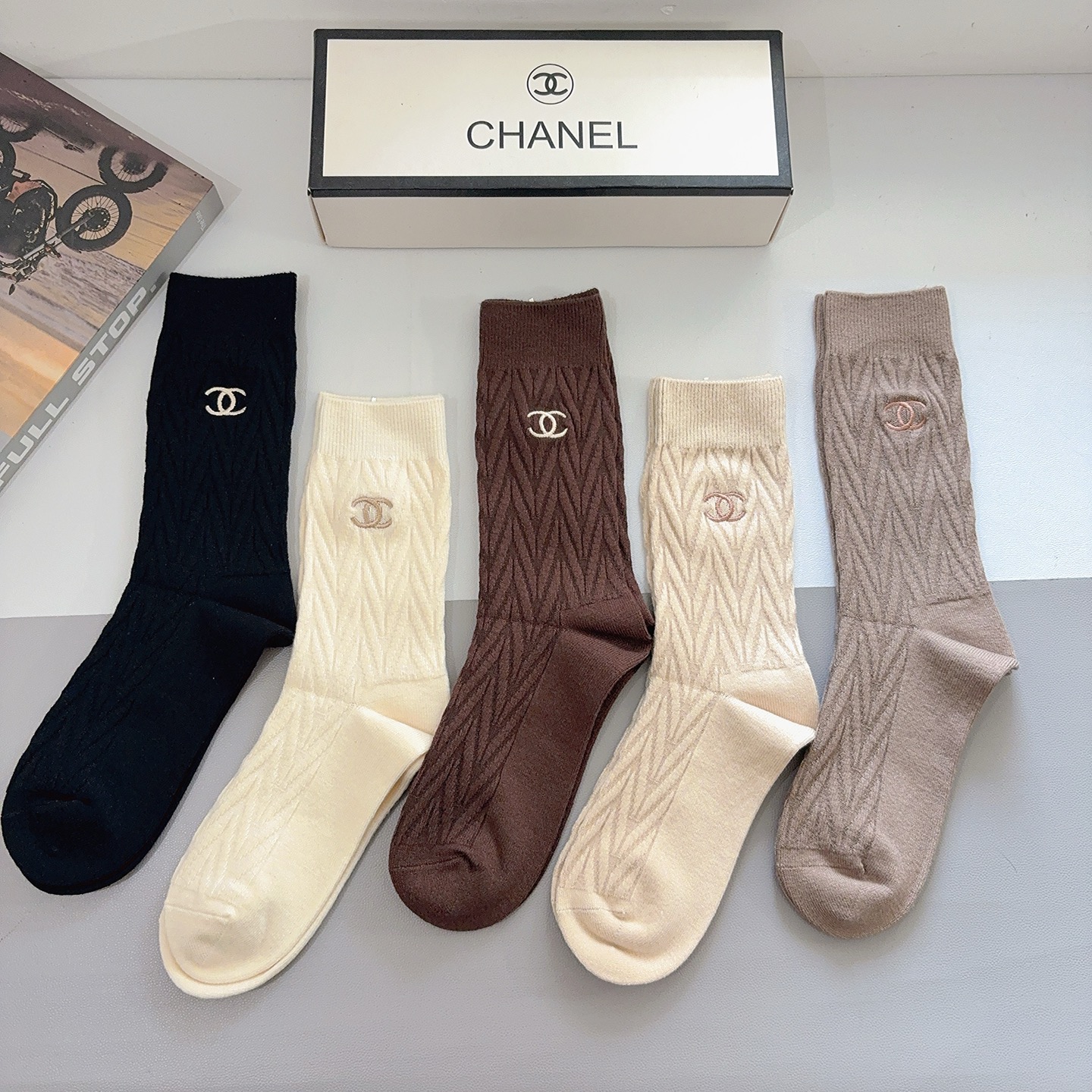 配包装（一盒5双）CHANEL 香奈儿 新款高版本刺绣羊绒面料长筒袜子。专柜同步长筒袜子，💛大牌出街，潮