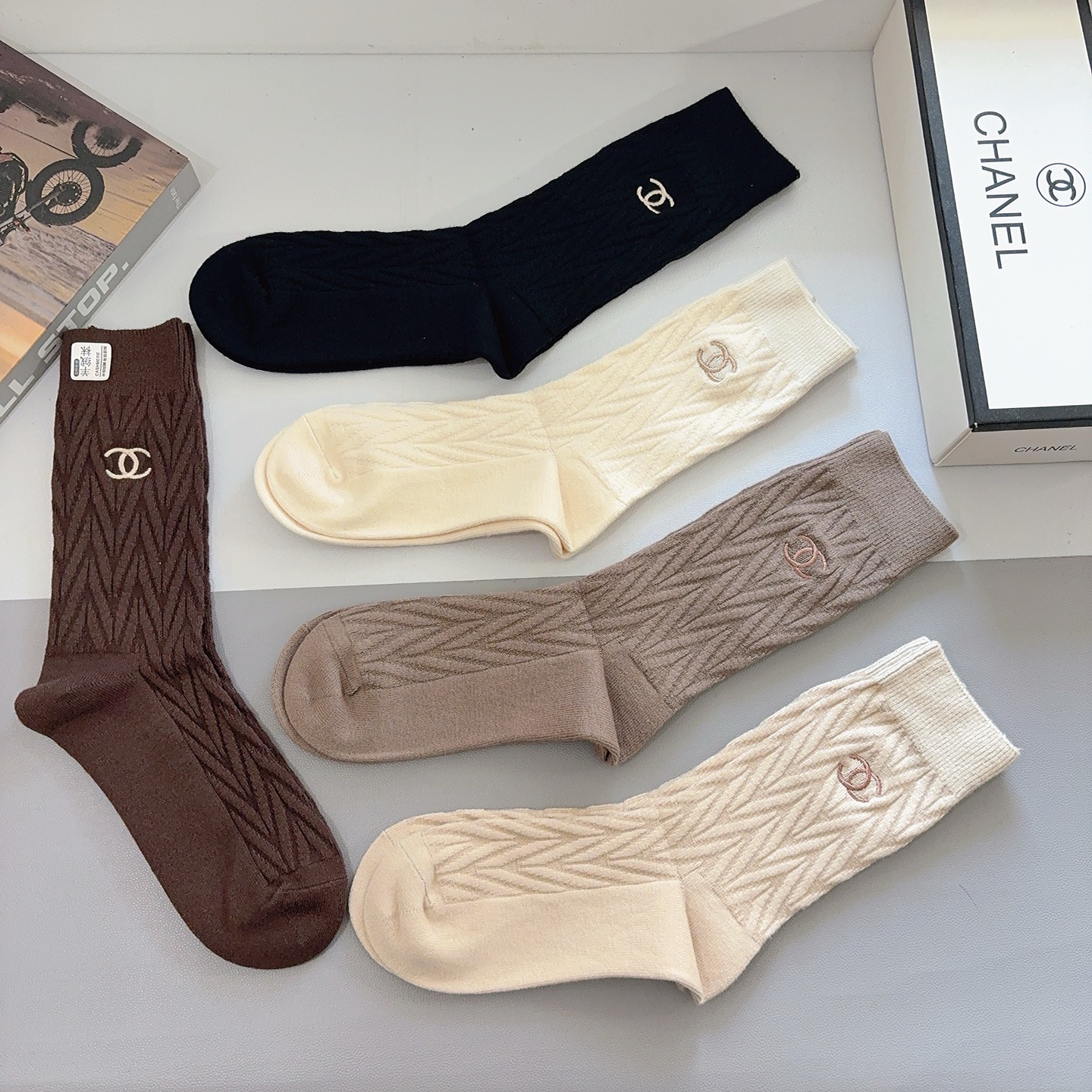 配包装（一盒5双）CHANEL 香奈儿 新款高版本刺绣羊绒面料长筒袜子。专柜同步长筒袜子，💛大牌出街，潮