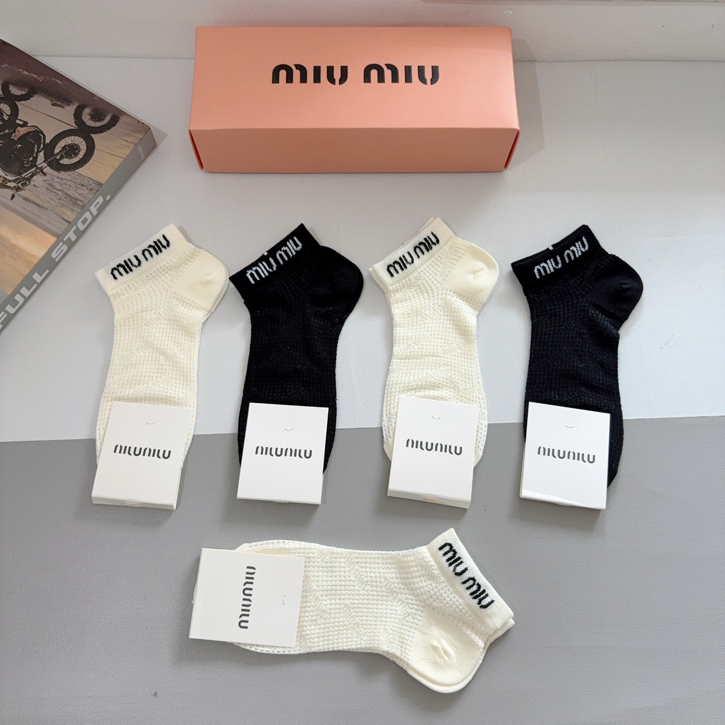 配包装【一盒5双】miumiu · 缪缪 新款网红袜子❗️短筒船袜🔥纯棉材质，轻薄柔软透气，四季通用，欧