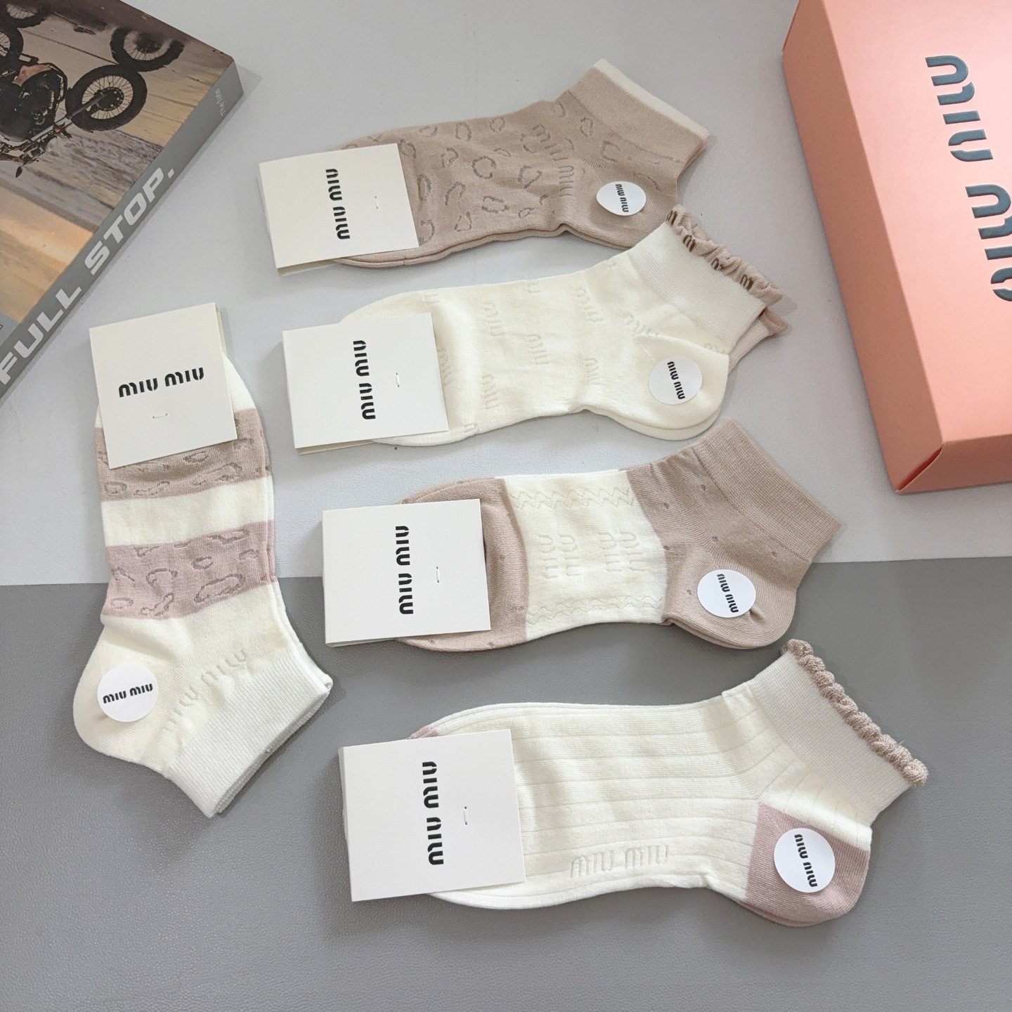 配包装【一盒5双】miumiu · 缪缪 高品质🔥新款竹棉袜子❗️短筒袜子，ins明星网红推荐❗️火爆至