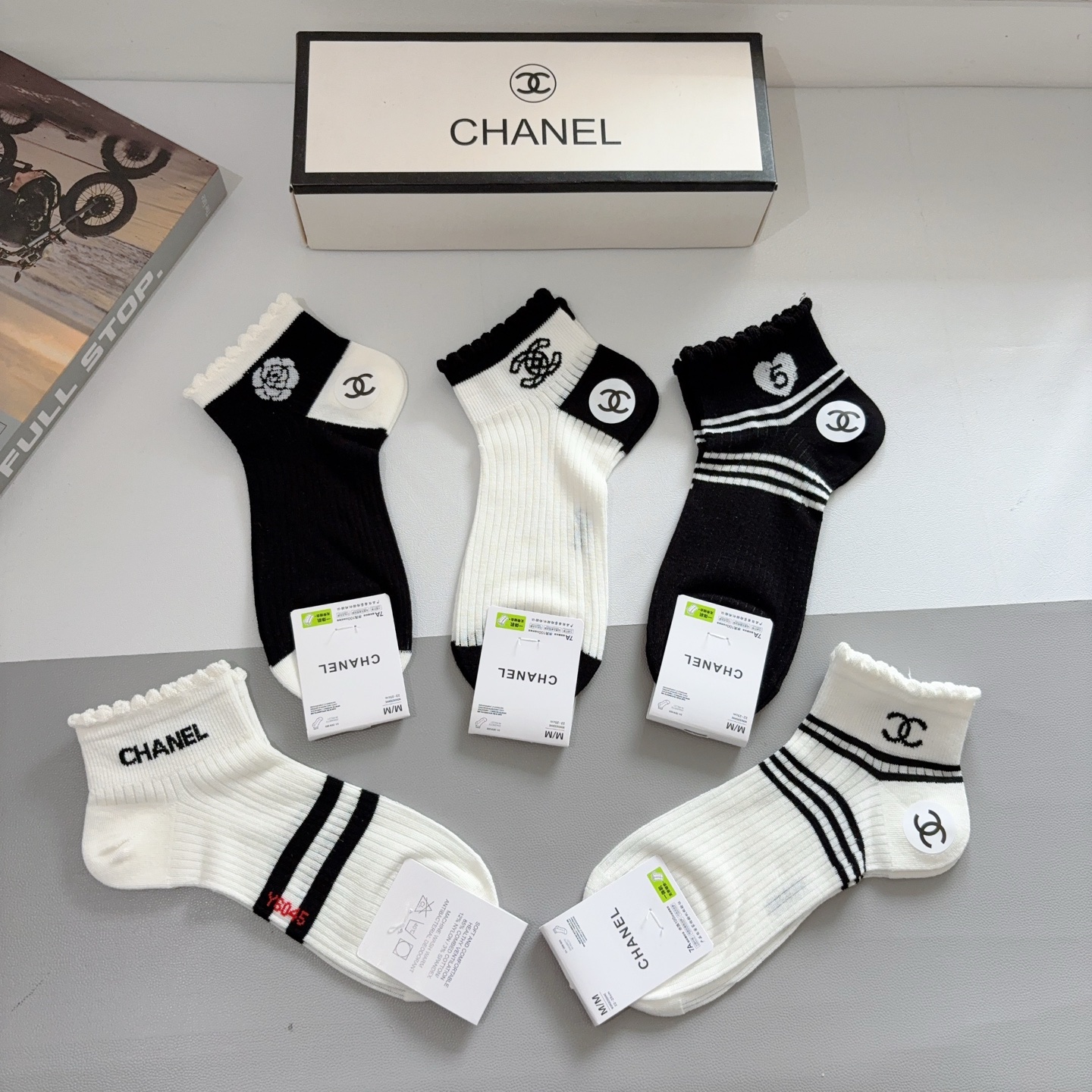 配包装（一盒5双）CHANEL 香奈儿经典袜子❗️高版本纯棉材质柔软，秒杀市场普通货，经典的双C图案lo