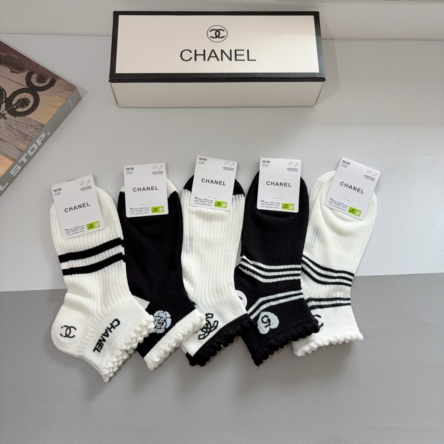 配包装（一盒5双）CHANEL 香奈儿经典袜子❗️高版本纯棉材质柔软，秒杀市场普通货，经典的双C图案lo