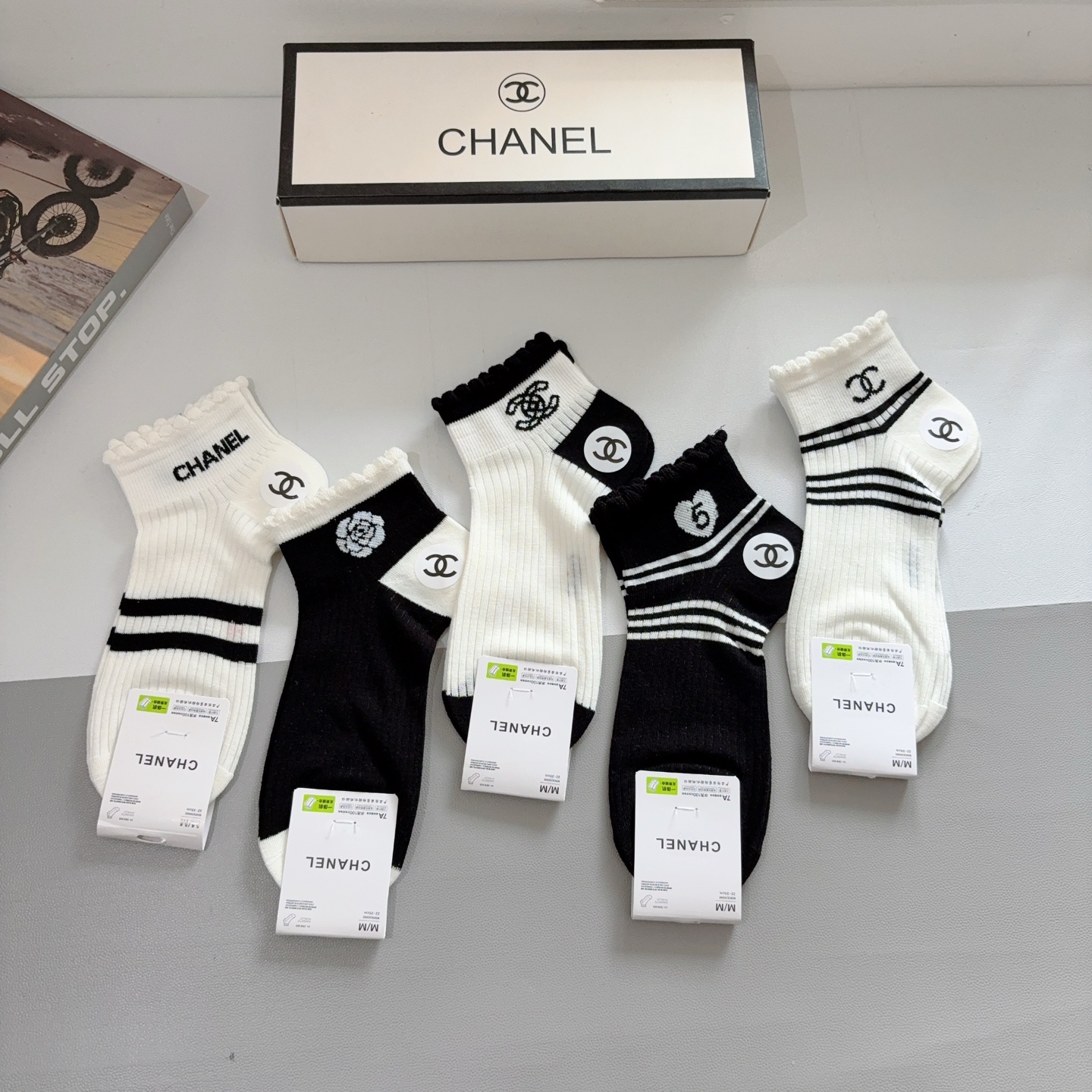 配包装（一盒5双）CHANEL 香奈儿经典袜子❗️高版本纯棉材质柔软，秒杀市场普通货，经典的双C图案lo