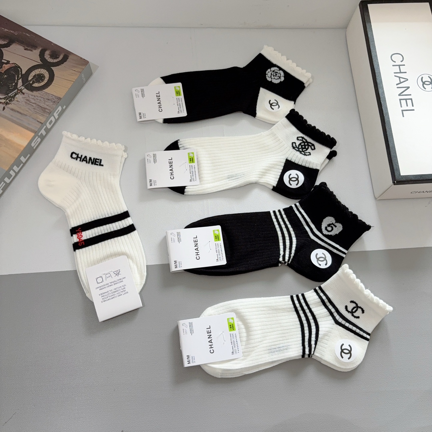 配包装（一盒5双）CHANEL 香奈儿经典袜子❗️高版本纯棉材质柔软，秒杀市场普通货，经典的双C图案lo