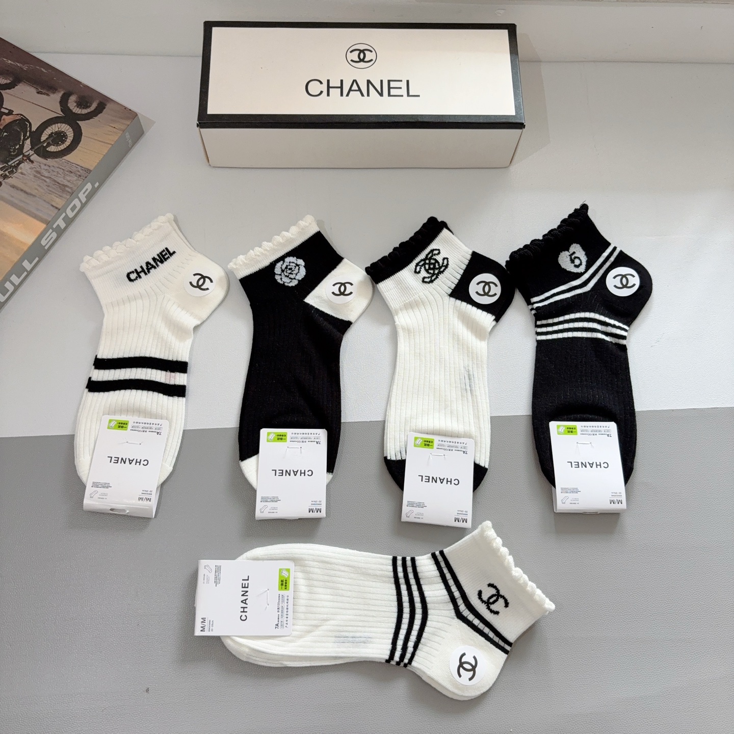 配包装（一盒5双）CHANEL 香奈儿经典袜子❗️高版本纯棉材质柔软，秒杀市场普通货，经典的双C图案lo