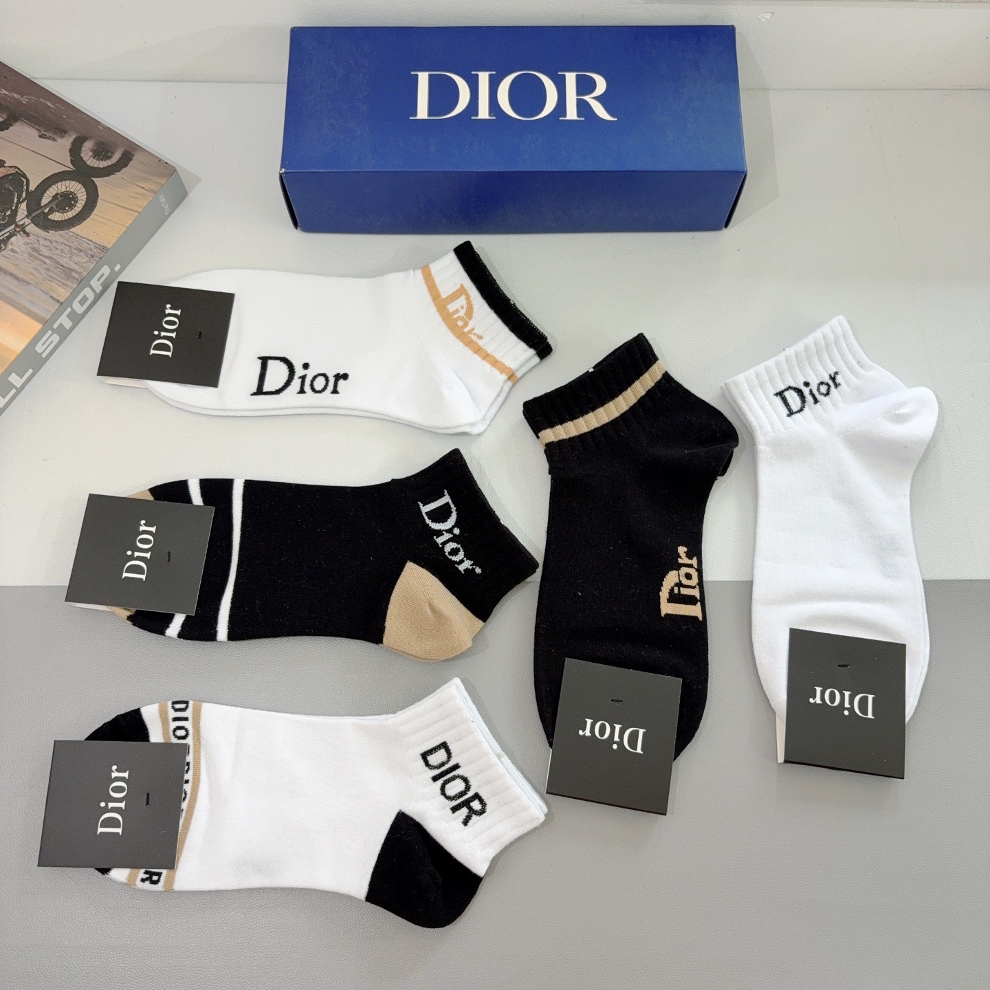 配包装（一盒5双）Dior 迪奥 新款字母短筒袜子！爆款字母专柜同步袜子，💛大牌出街，潮人必备🔥超好搭