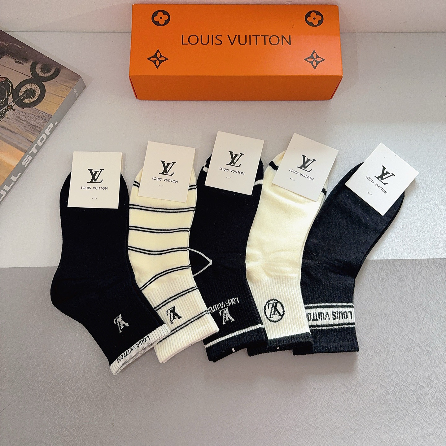 配包装（一盒5双） LV 路易威登 经典纯棉中筒袜子 个性时尚百搭款，你值得拥有哦💗舒适透气！