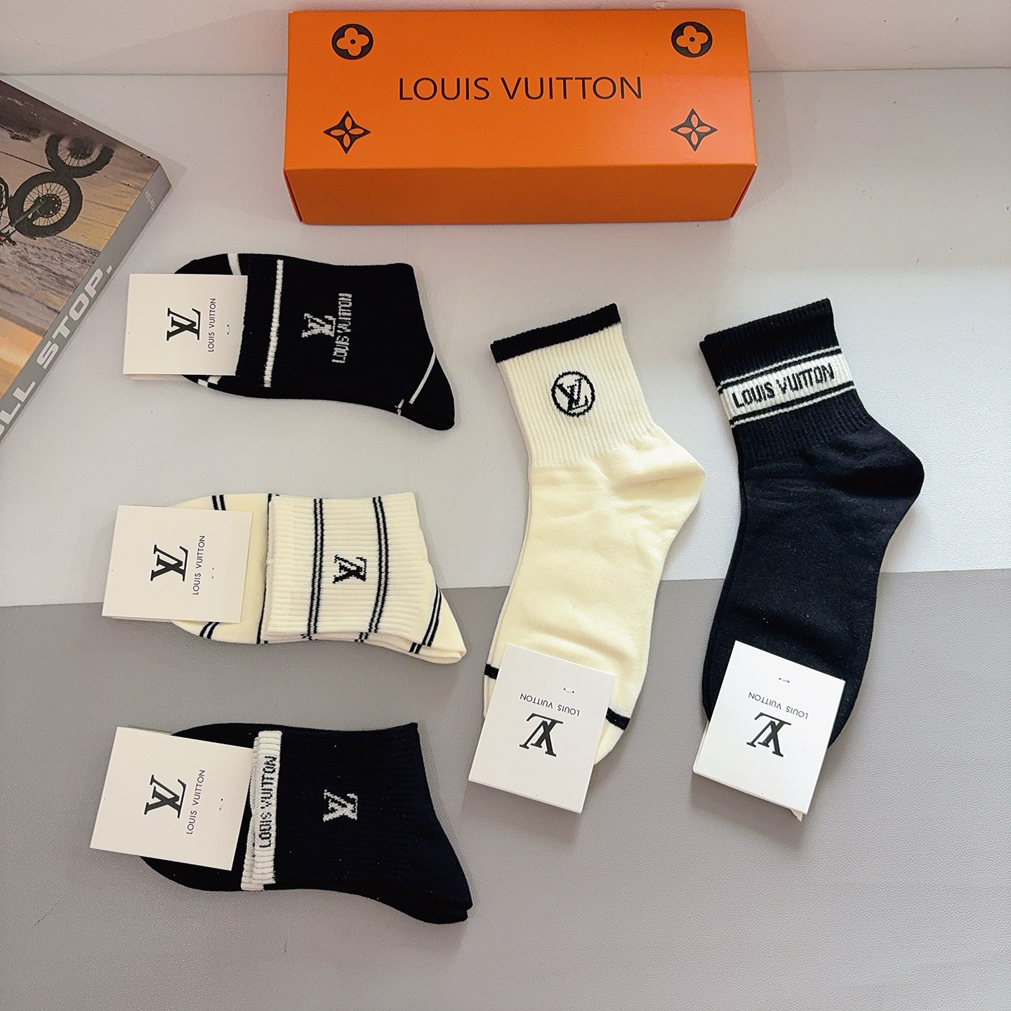 配包装（一盒5双） LV 路易威登 经典纯棉中筒袜子 个性时尚百搭款，你值得拥有哦💗舒适透气！