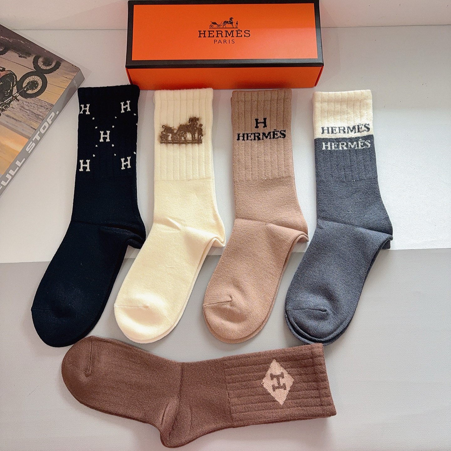 配包装（一盒5双）HERMES 爱马仕经典长筒袜子、高版本兔绒材质 ，经典字母logo，大牌出街，潮人必