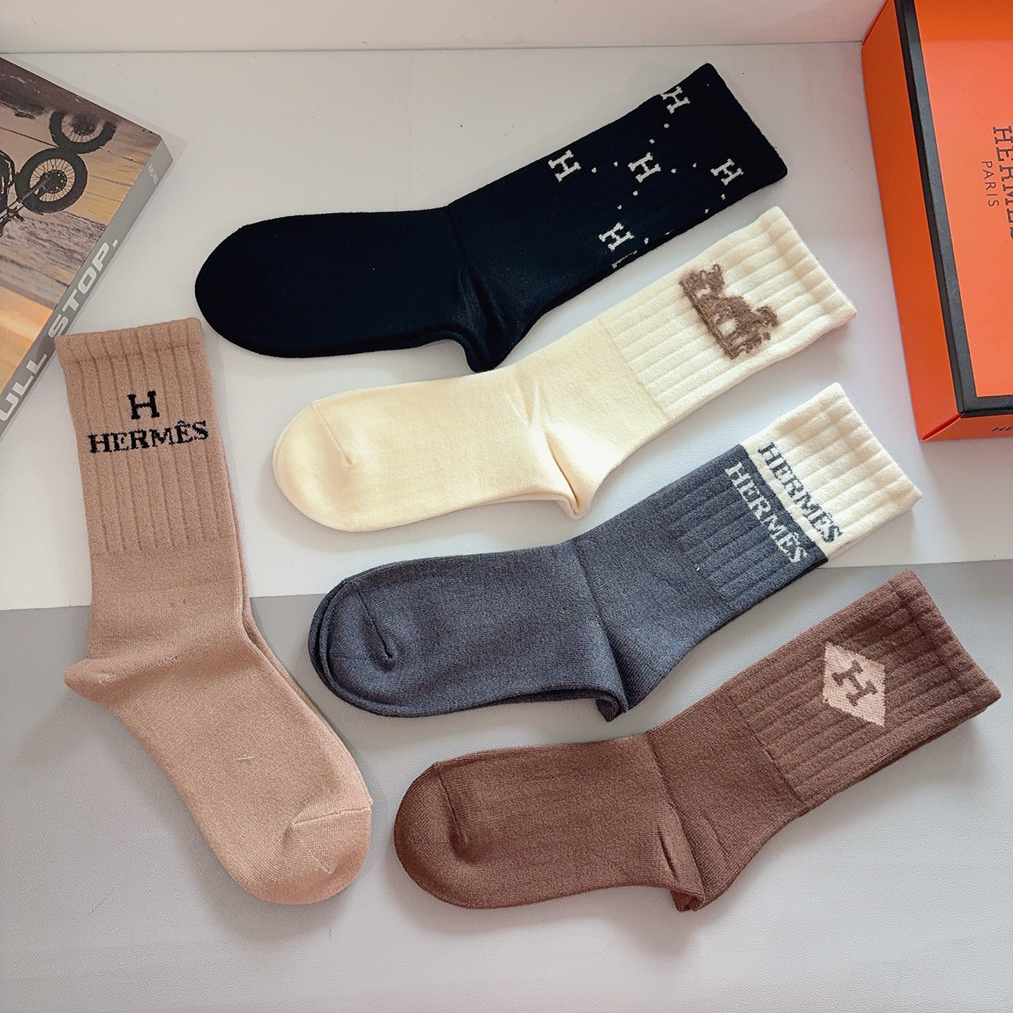 配包装（一盒5双）HERMES 爱马仕经典长筒袜子、高版本兔绒材质 ，经典字母logo，大牌出街，潮人必