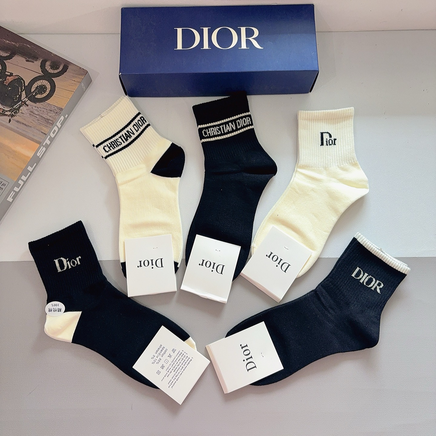 配包装（一盒5双）Dior 迪奥 新款字母中筒袜子！爆款字母专柜同步中筒袜，💛大牌出街，潮人必备🔥超好搭