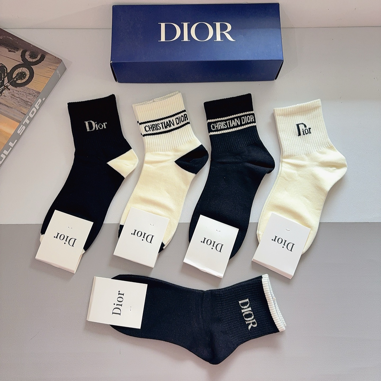 配包装（一盒5双）Dior 迪奥 新款字母中筒袜子！爆款字母专柜同步中筒袜，💛大牌出街，潮人必备🔥超好搭