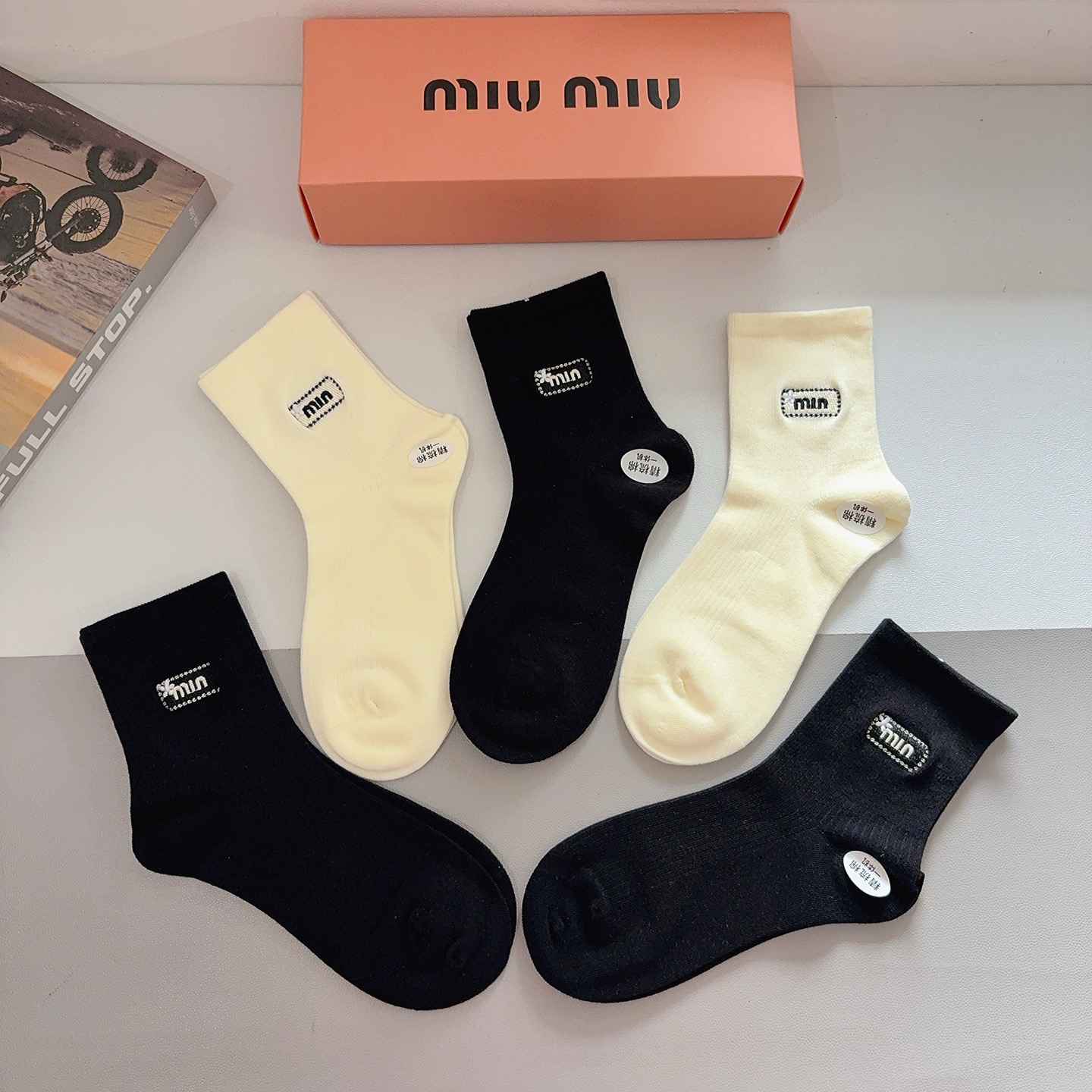 配包装【一盒5双】miumiu · 缪缪 高品质刺绣中筒袜子❗️ins明星网红推荐❗️轻薄柔软透气，四季