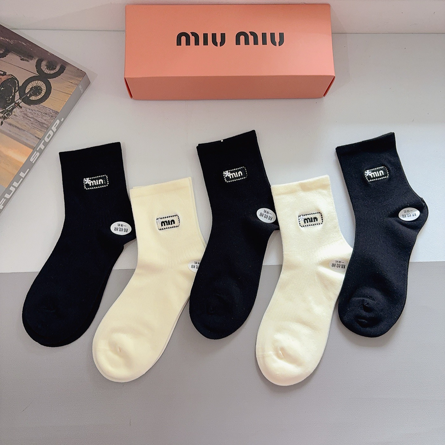 配包装【一盒5双】miumiu · 缪缪 高品质刺绣中筒袜子❗️ins明星网红推荐❗️轻薄柔软透气，四季