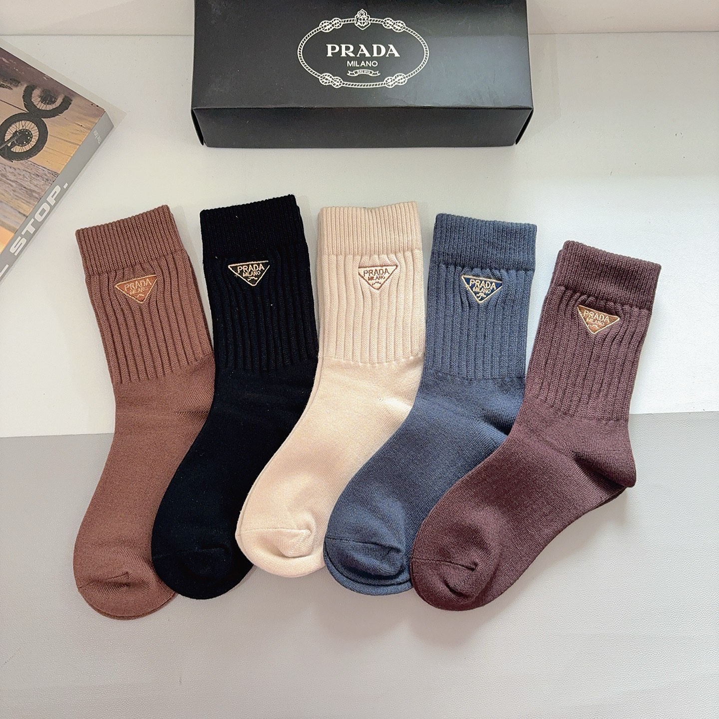 配包装（一盒5双）PRADA 普拉达 新款经典logo刺绣羊绒长筒袜子！专柜同步袜子，💛大牌出街，潮人必