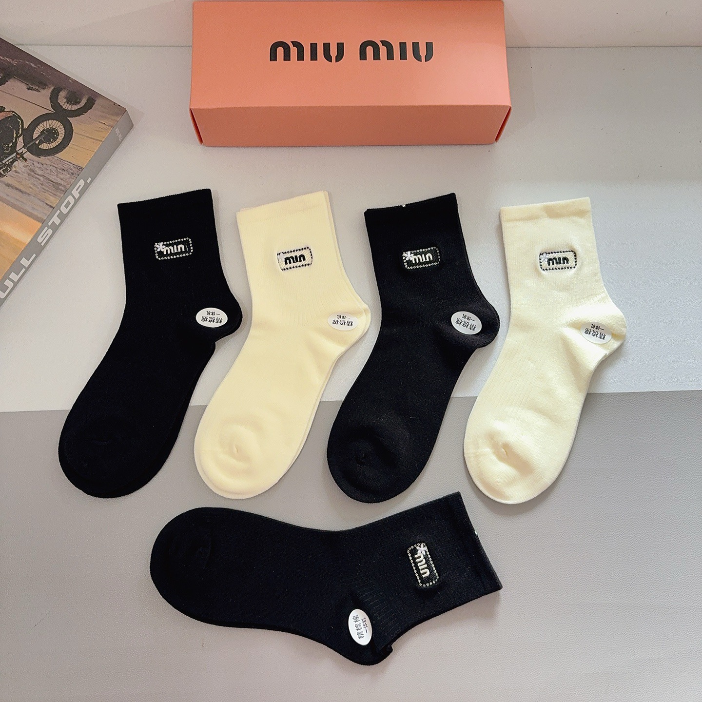 配包装【一盒5双】miumiu · 缪缪 高品质刺绣中筒袜子❗️ins明星网红推荐❗️轻薄柔软透气，四季