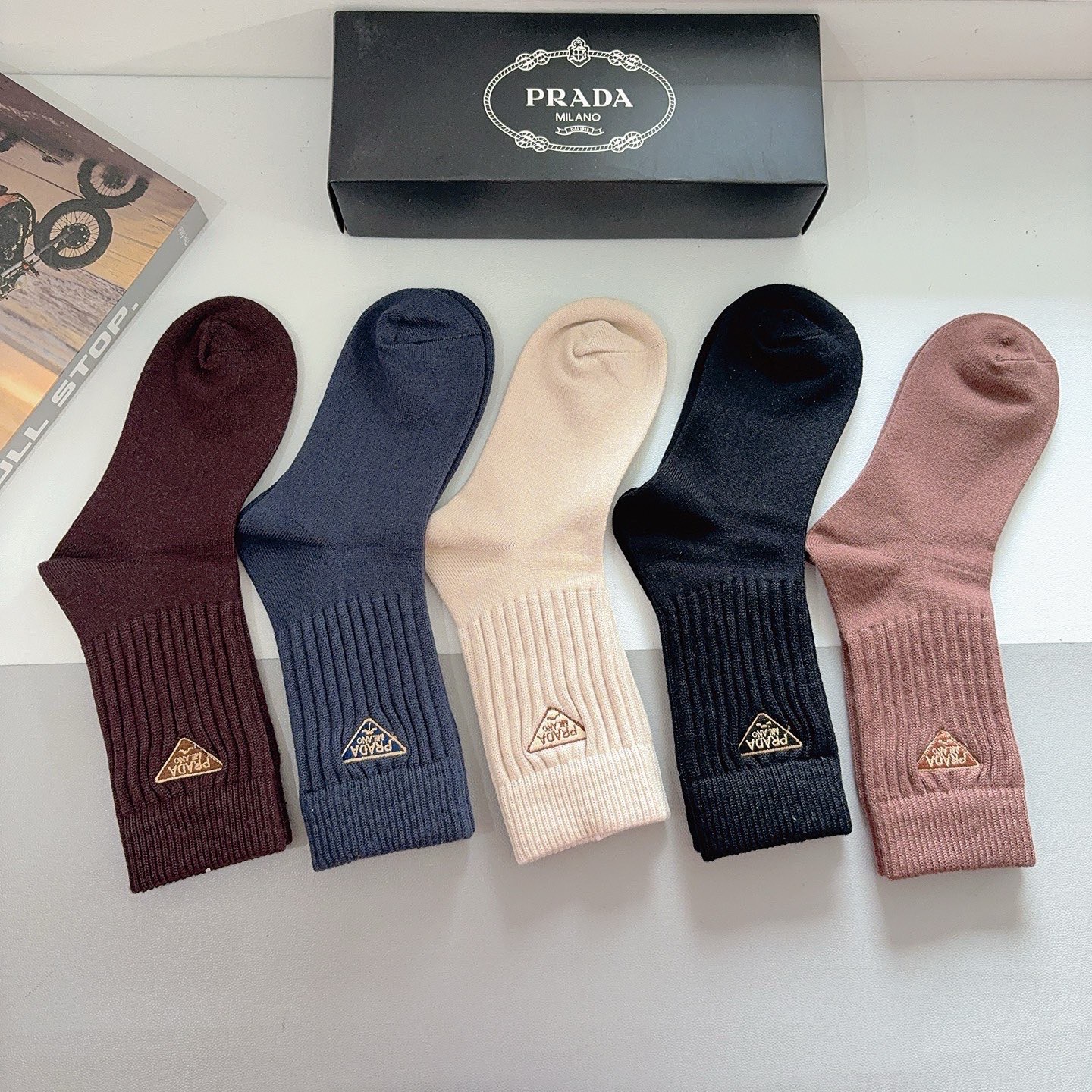 配包装（一盒5双）PRADA 普拉达 新款经典logo刺绣羊绒长筒袜子！专柜同步袜子，💛大牌出街，潮人必