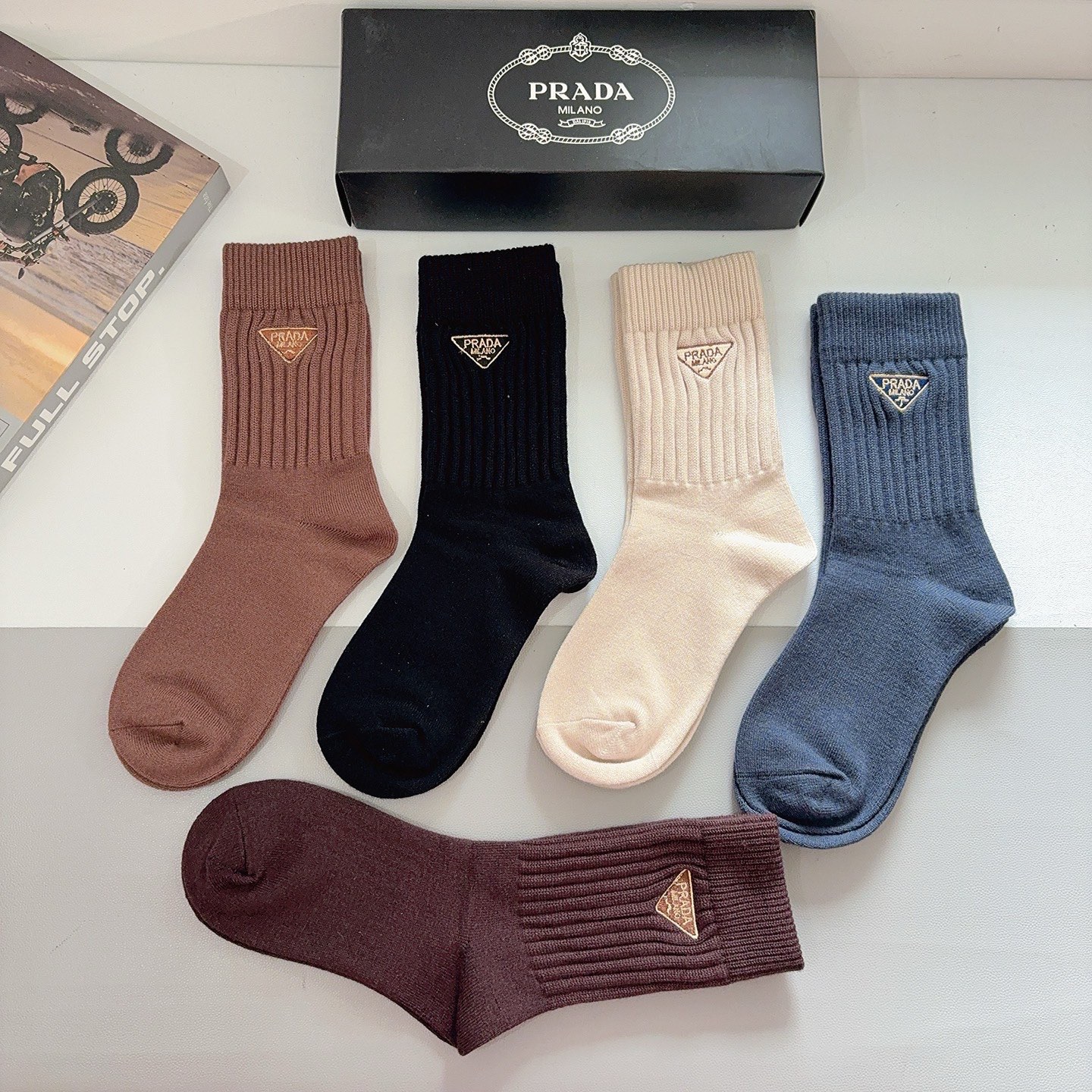 配包装（一盒5双）PRADA 普拉达 新款经典logo刺绣羊绒长筒袜子！专柜同步袜子，💛大牌出街，潮人必