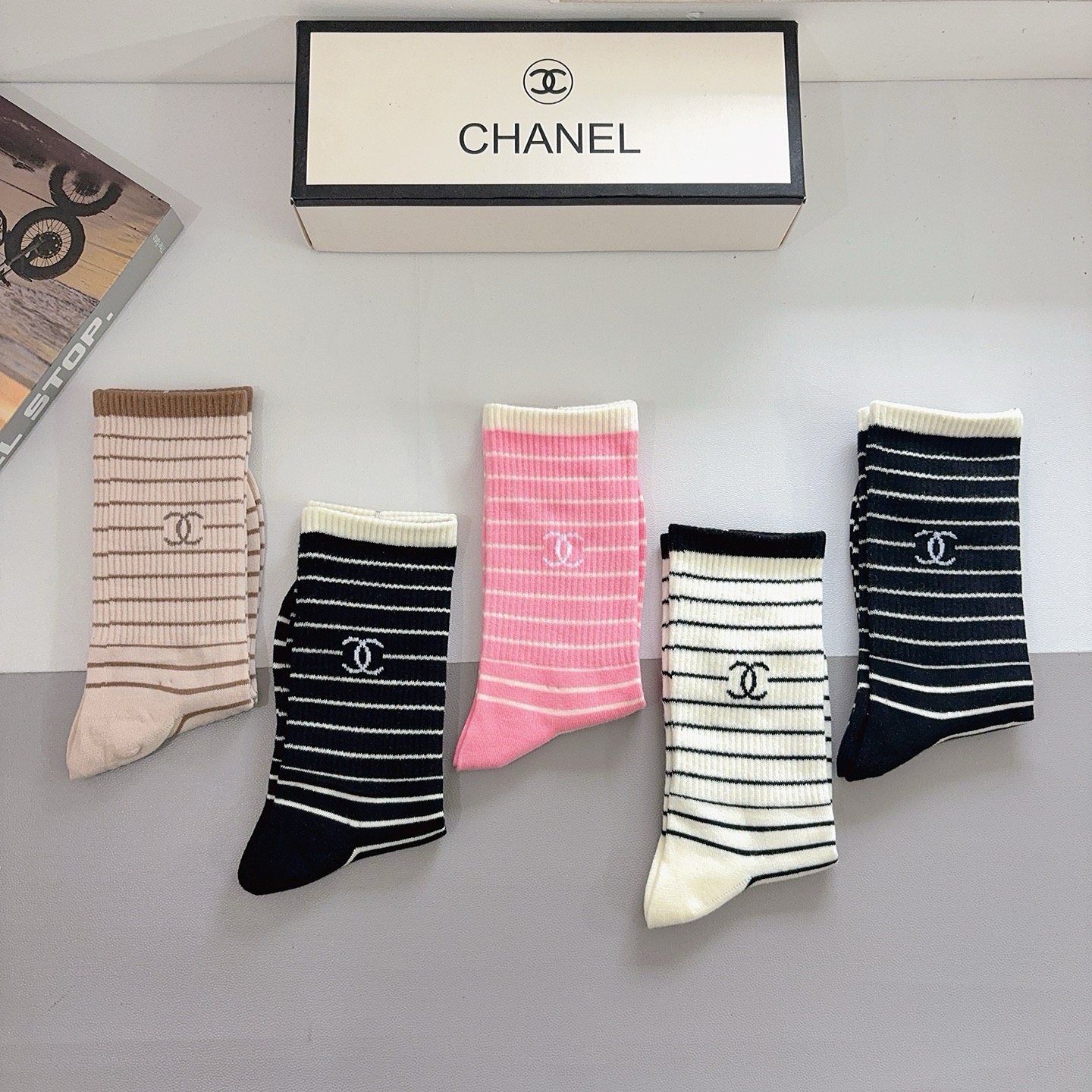 配包装（一盒5双）CHANEL 香奈儿经典长筒袜子❗️纯棉材质柔软，经典的双C图案logo，专柜同步袜子