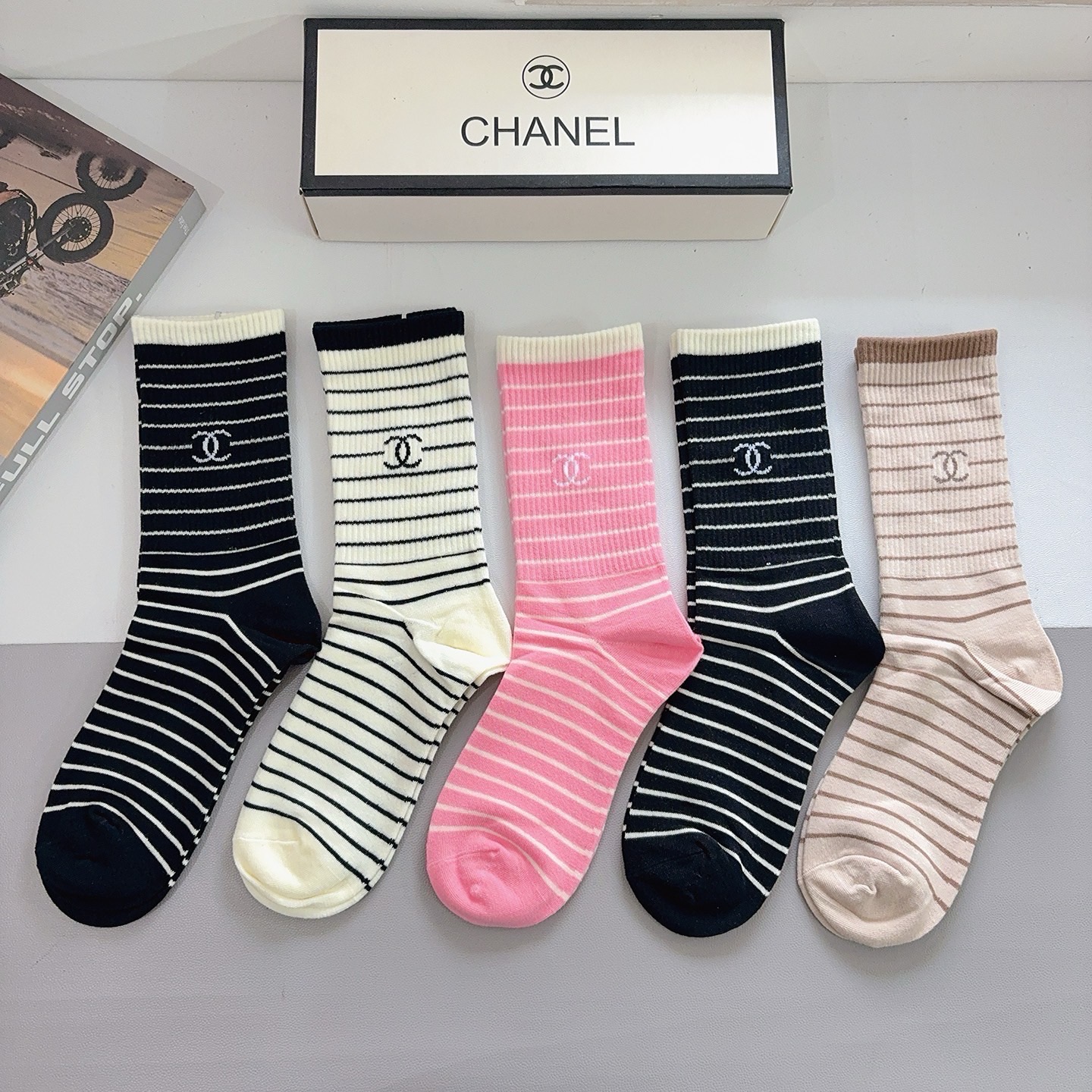 配包装（一盒5双）CHANEL 香奈儿经典长筒袜子❗️纯棉材质柔软，经典的双C图案logo，专柜同步袜子