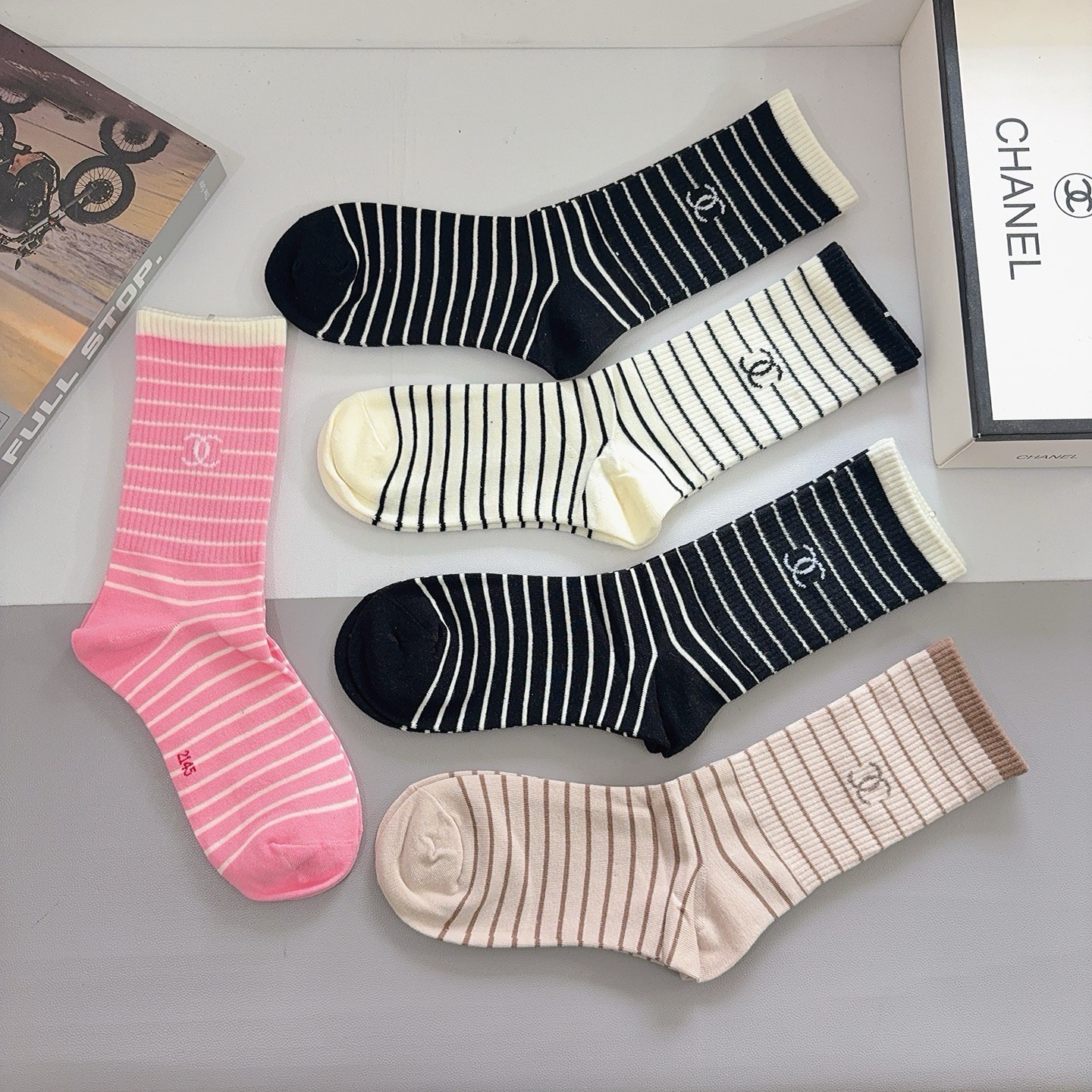 配包装（一盒5双）CHANEL 香奈儿经典长筒袜子❗️纯棉材质柔软，经典的双C图案logo，专柜同步袜子