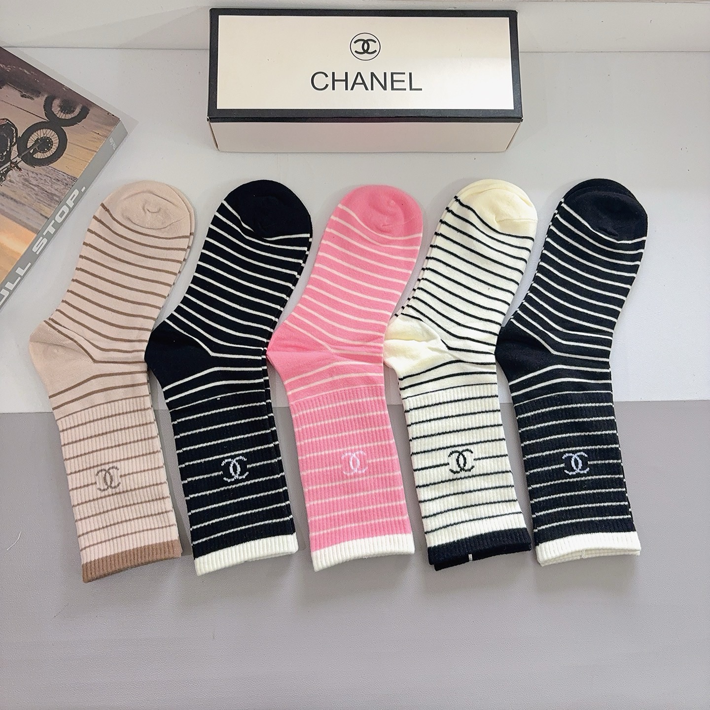 配包装（一盒5双）CHANEL 香奈儿经典长筒袜子❗️纯棉材质柔软，经典的双C图案logo，专柜同步袜子