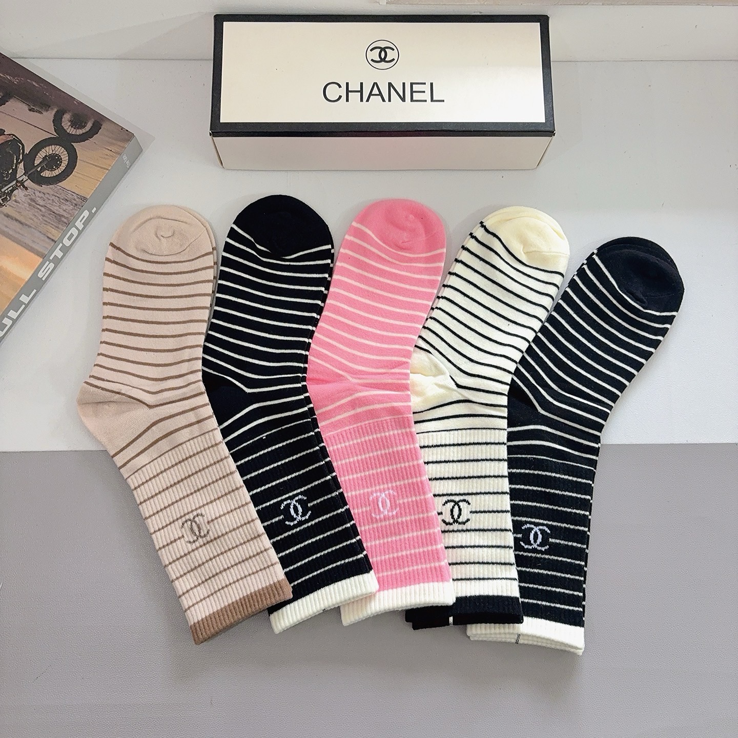 配包装（一盒5双）CHANEL 香奈儿经典长筒袜子❗️纯棉材质柔软，经典的双C图案logo，专柜同步袜子