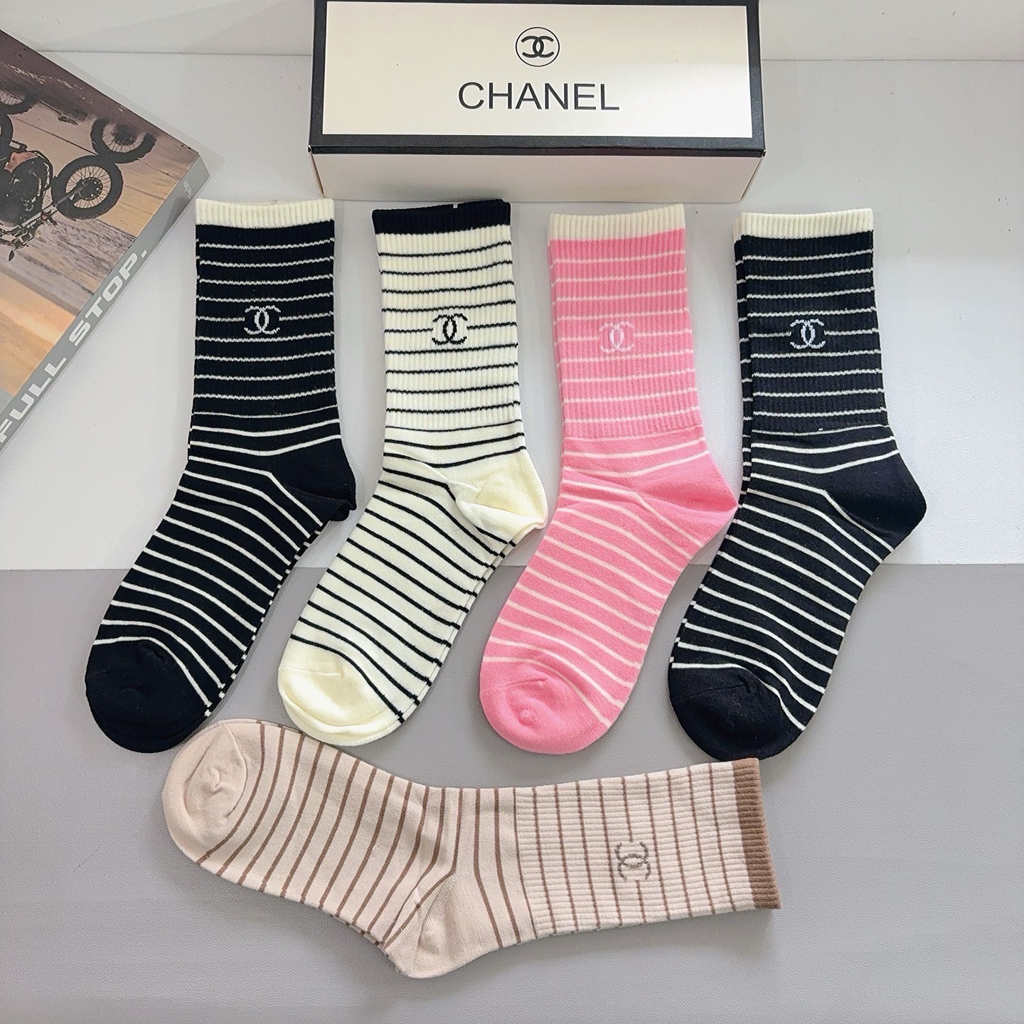 配包装（一盒5双）CHANEL 香奈儿经典长筒袜子❗️纯棉材质柔软，经典的双C图案logo，专柜同步袜子