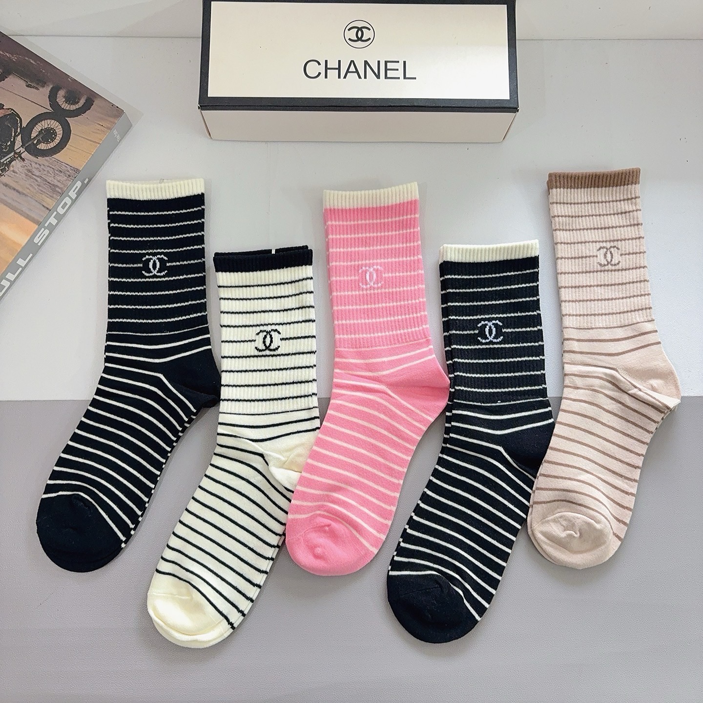 配包装（一盒5双）CHANEL 香奈儿经典长筒袜子❗️纯棉材质柔软，经典的双C图案logo，专柜同步袜子