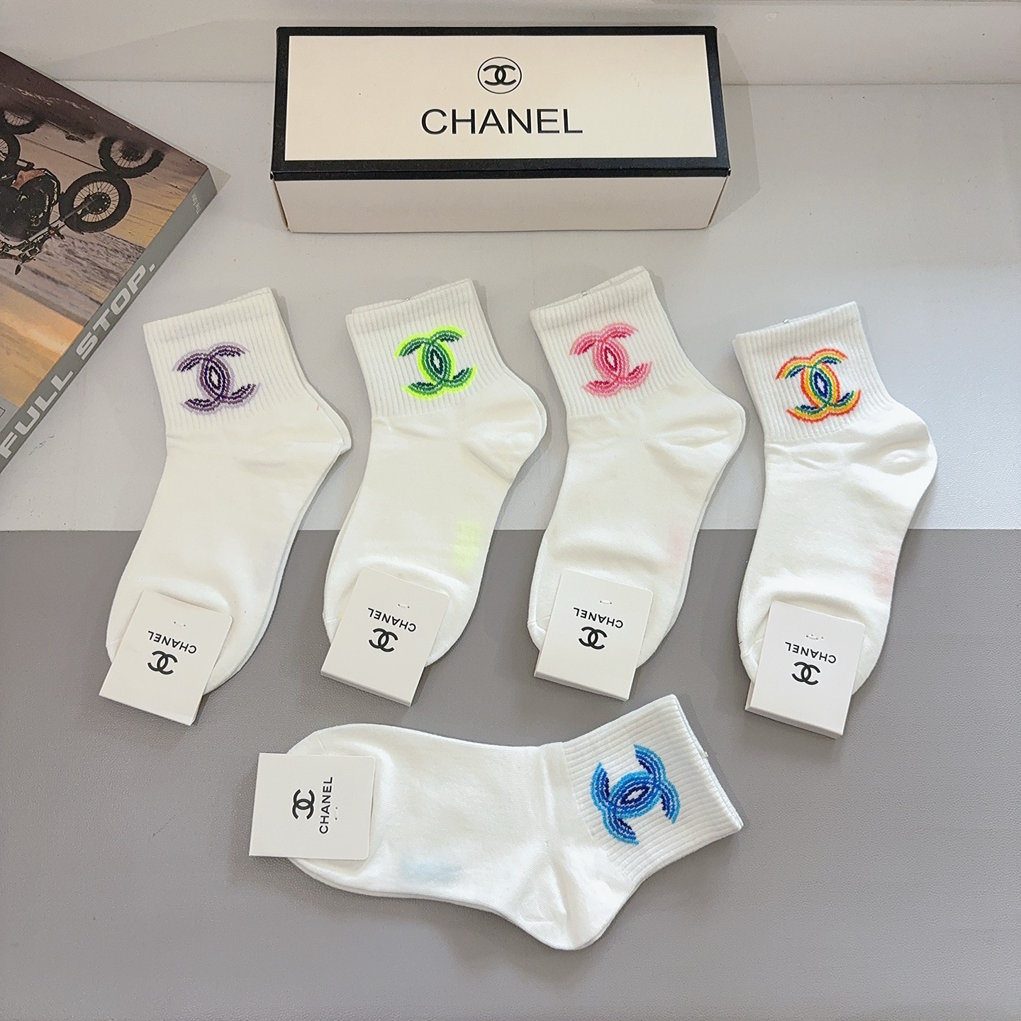 配包装（一盒5双）CHANEL 香奈儿经典中筒袜子 经典双C图案logo，专柜同步袜子❗️大牌出街，潮人