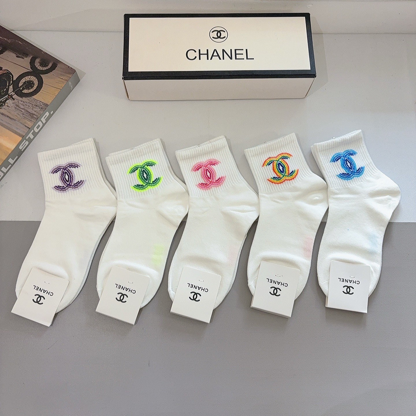 配包装（一盒5双）CHANEL 香奈儿经典中筒袜子 经典双C图案logo，专柜同步袜子❗️大牌出街，潮人