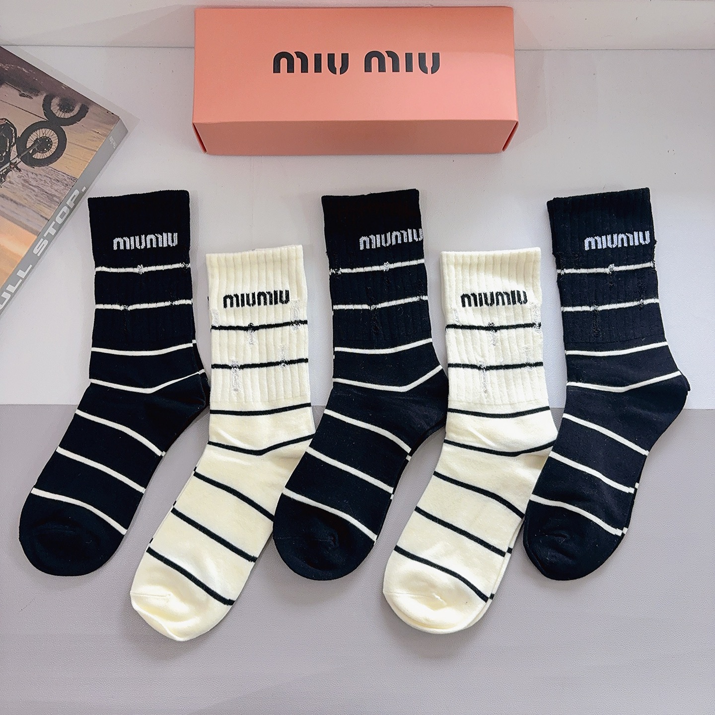 配包装【一盒5双】miumiu · 缪缪 高品质新款网红长筒袜子❗️纯棉材质，轻薄柔软透气，四季通用！