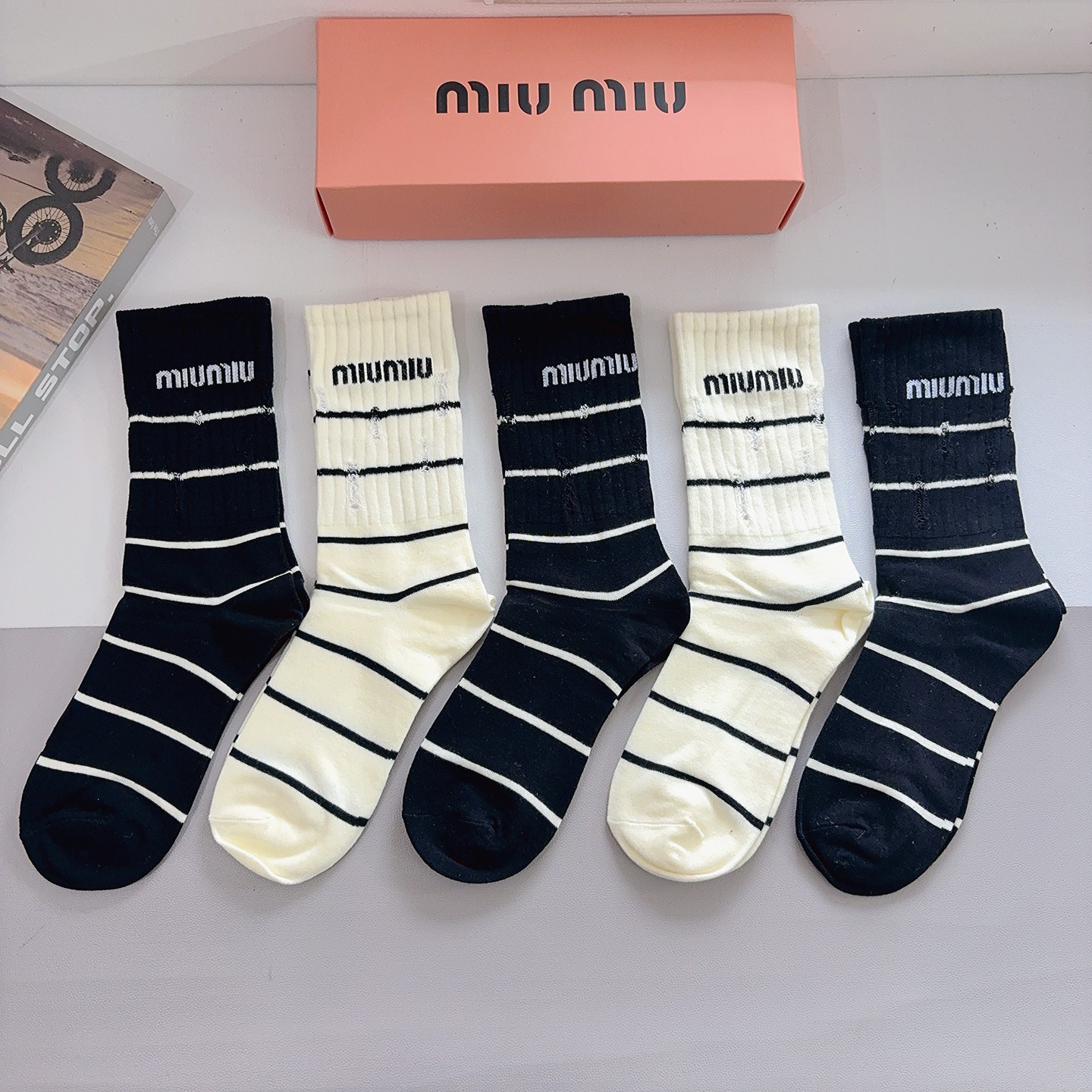 配包装【一盒5双】miumiu · 缪缪 高品质新款网红长筒袜子❗️纯棉材质，轻薄柔软透气，四季通用！