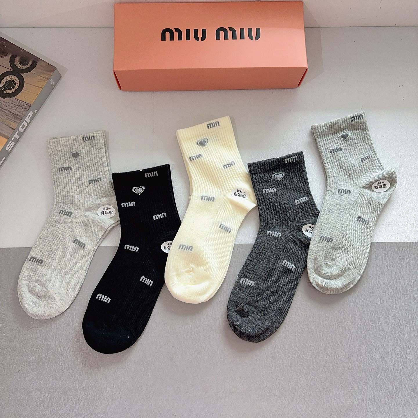配包装【一盒5双】miumiu · 缪缪 高品质纯棉中筒袜子❗️ins明星网红推荐❗️轻薄柔软透气，四季