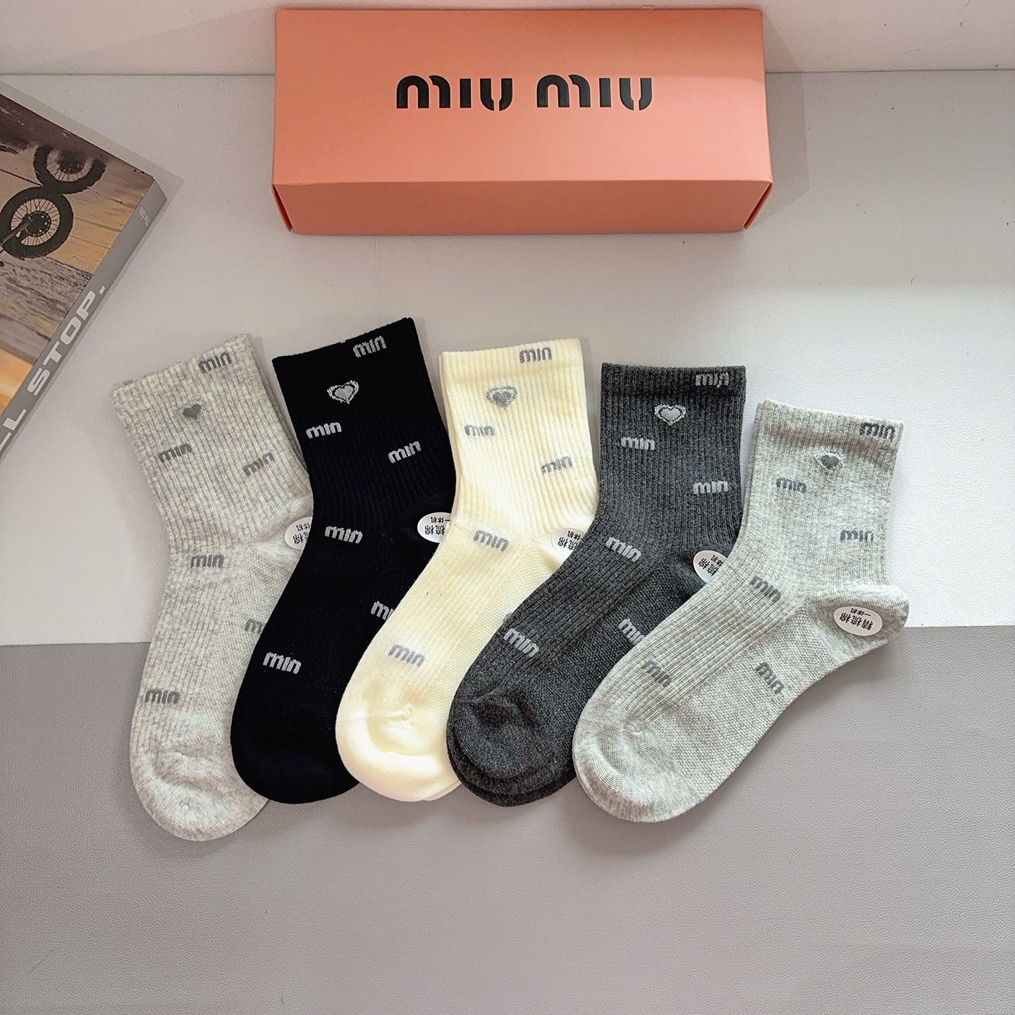 配包装【一盒5双】miumiu · 缪缪 高品质纯棉中筒袜子❗️ins明星网红推荐❗️轻薄柔软透气，四季