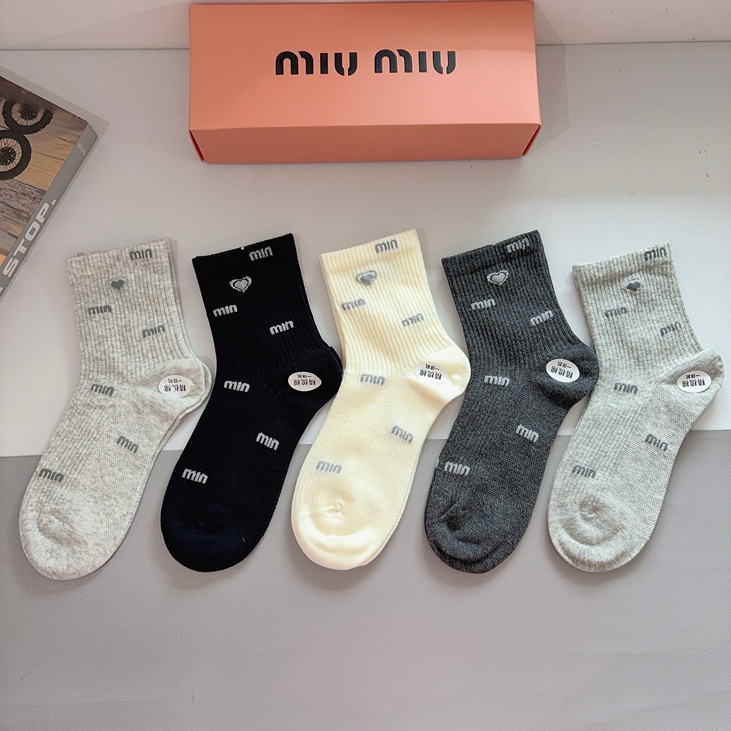 配包装【一盒5双】miumiu · 缪缪 高品质纯棉中筒袜子❗️ins明星网红推荐❗️轻薄柔软透气，四季