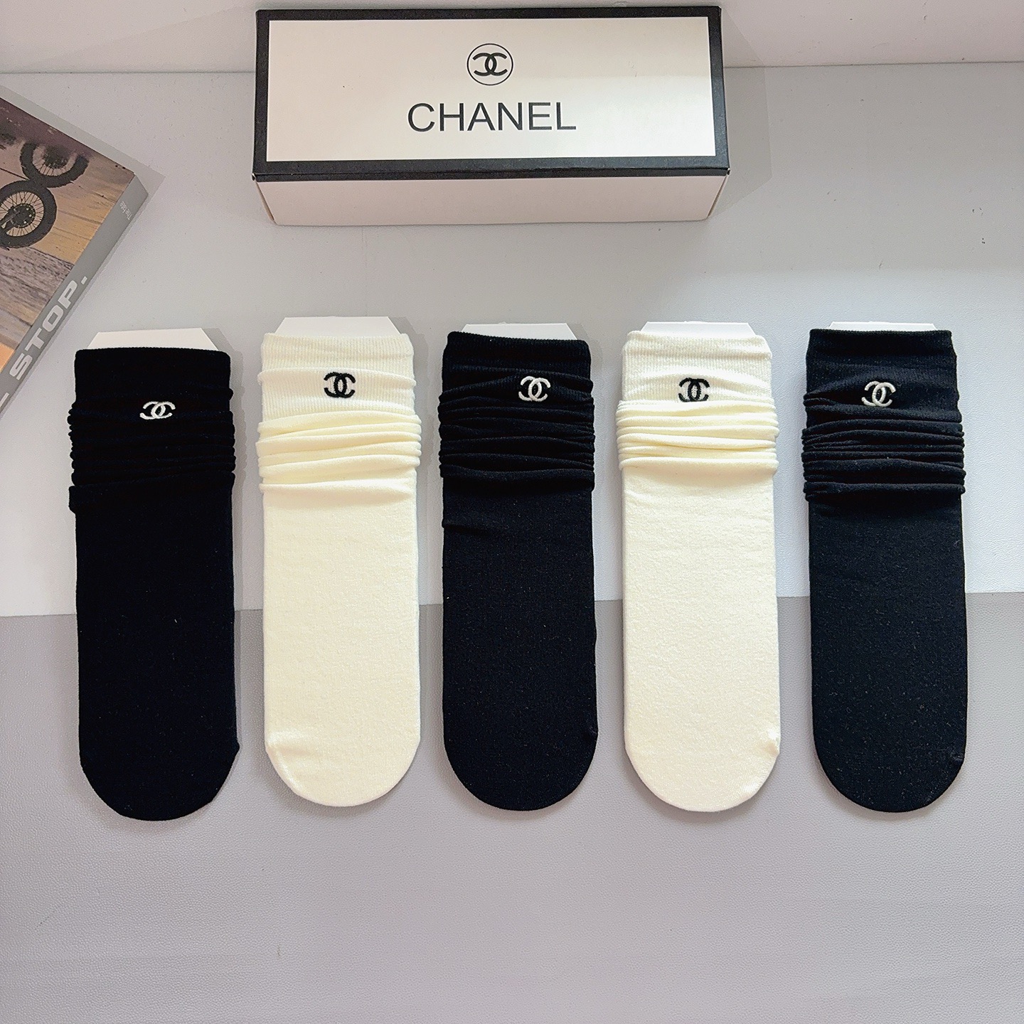 配包装（一盒5双） 🌟CHANEL 香奈儿 高版本刺绣小腿直板袜子 纯棉面料，潮人必备 经典长筒袜，个性