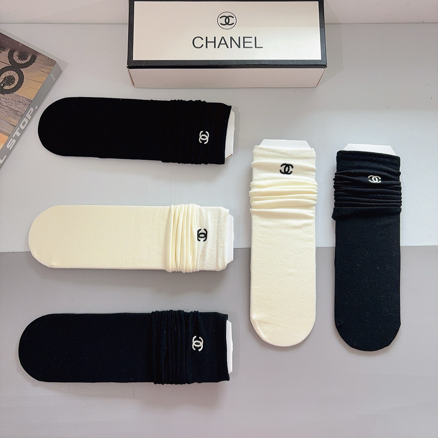 配包装（一盒5双） 🌟CHANEL 香奈儿 高版本刺绣小腿直板袜子 纯棉面料，潮人必备 经典长筒袜，个性