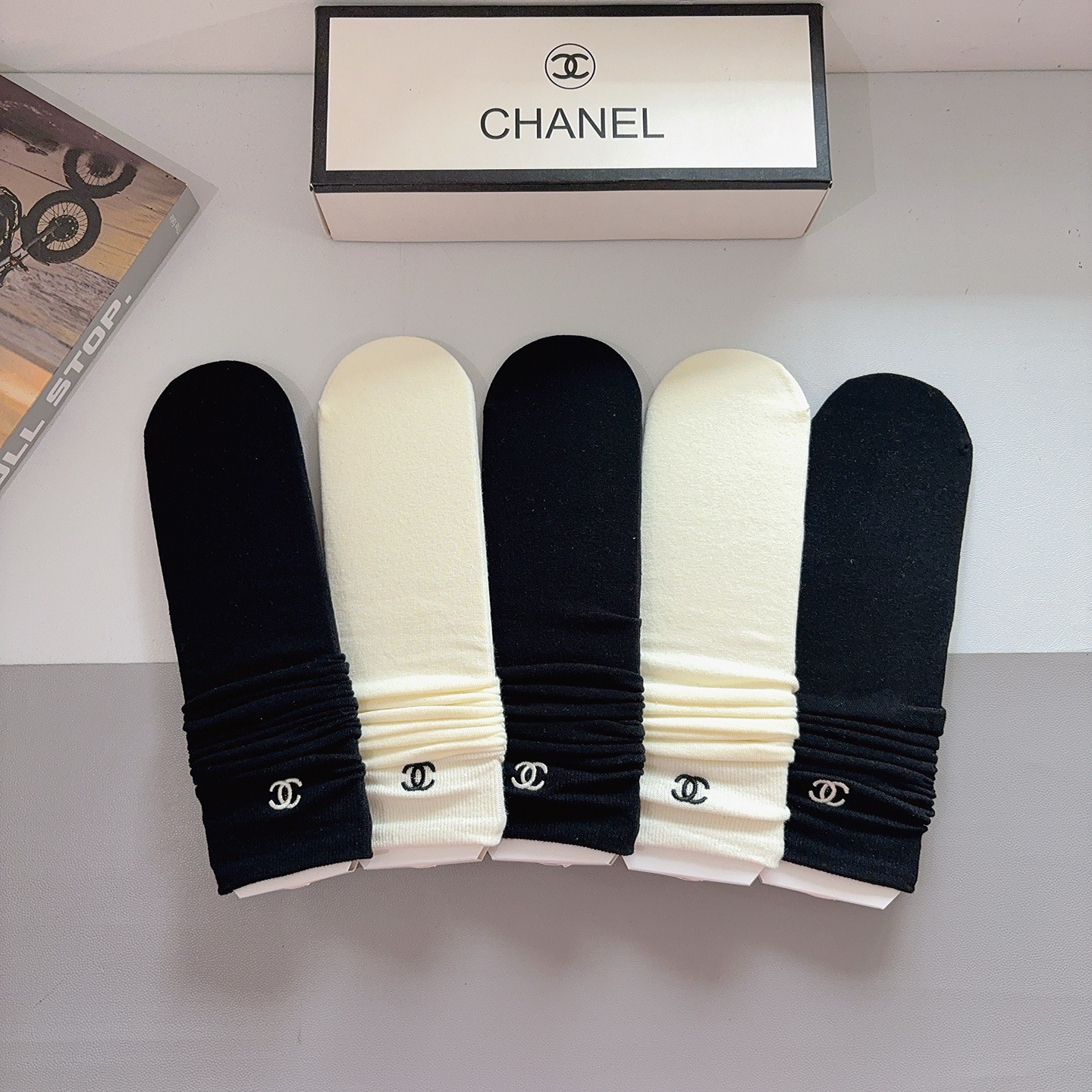 配包装（一盒5双） 🌟CHANEL 香奈儿 高版本刺绣小腿直板袜子 纯棉面料，潮人必备 经典长筒袜，个性